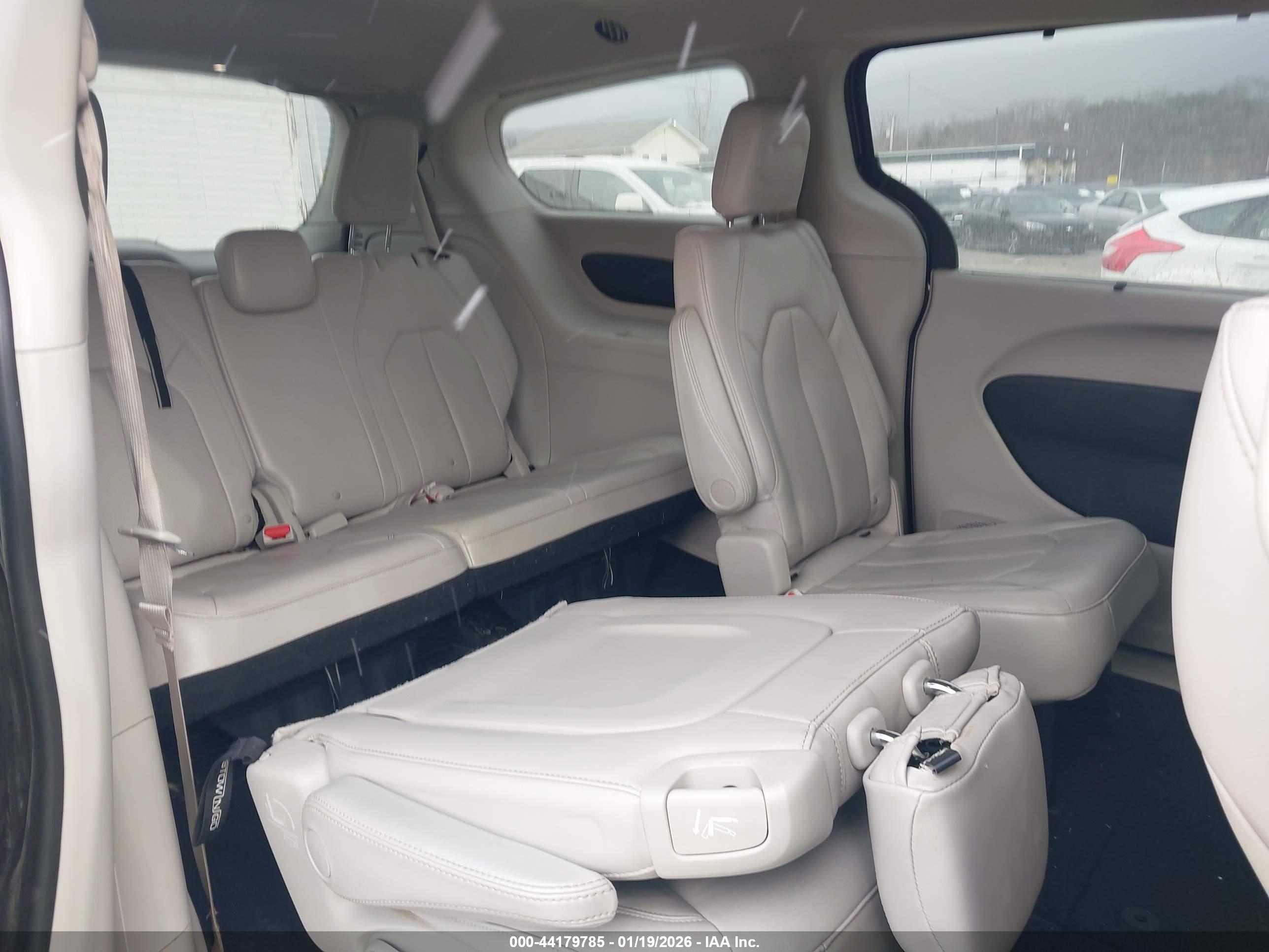 CHRYSLER VOYAGER image 8