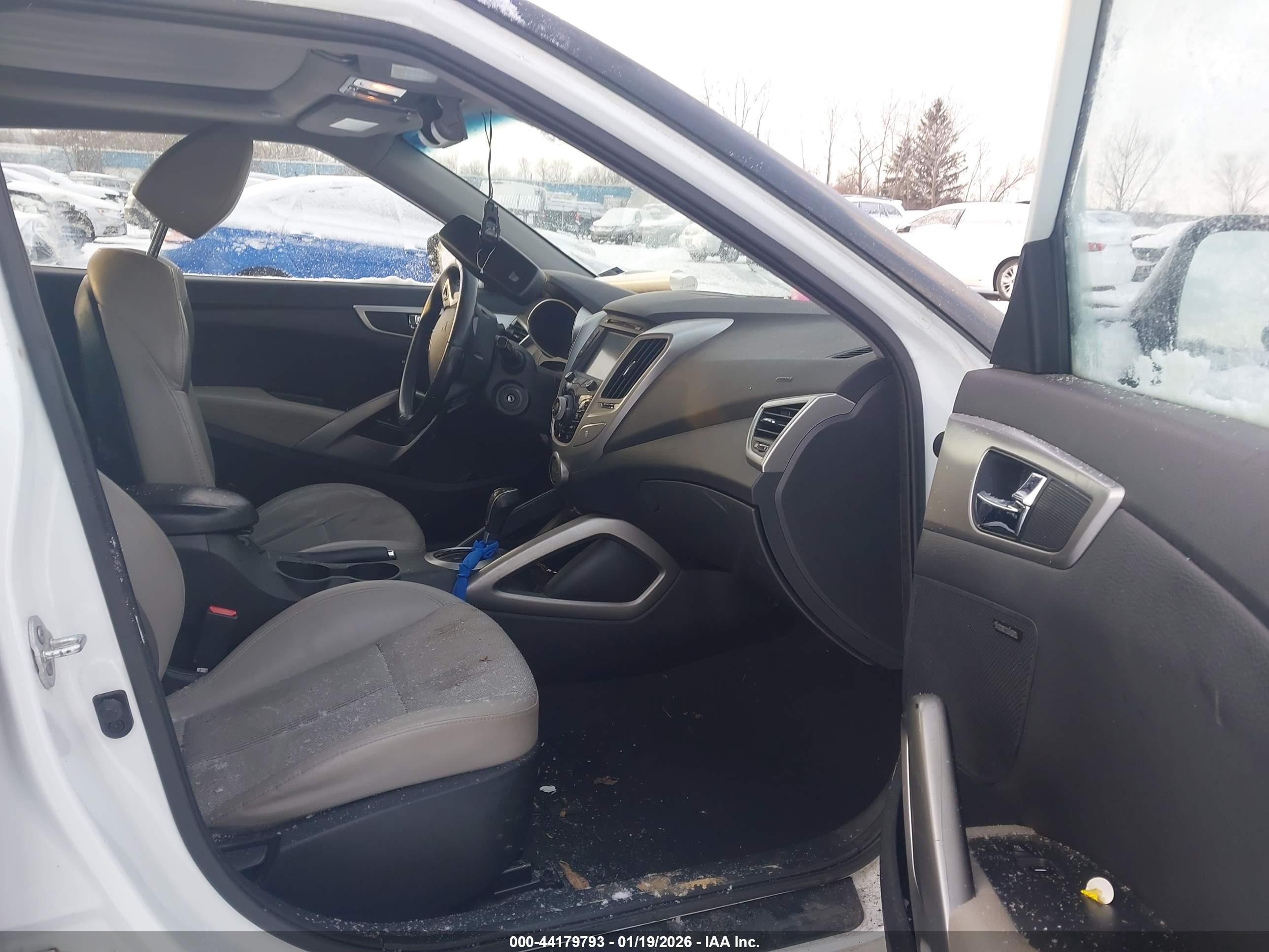 HYUNDAI VELOSTER image 5