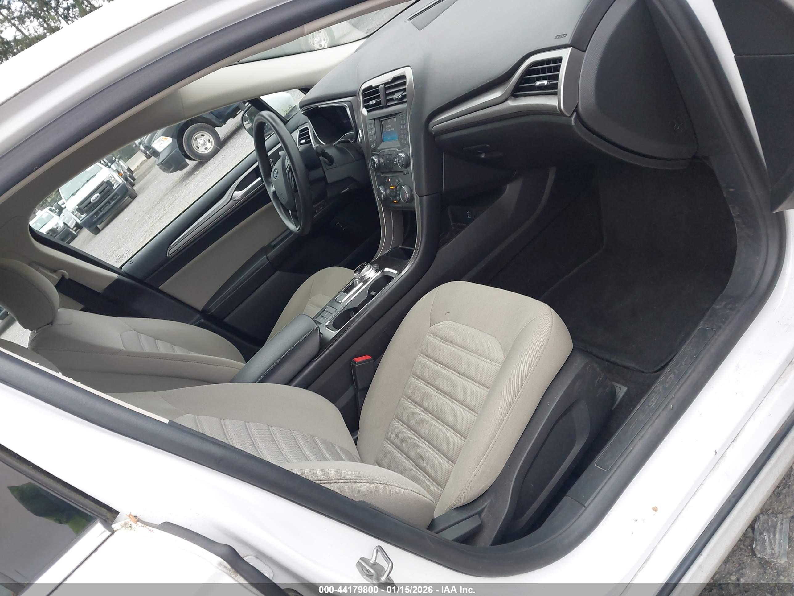 FORD FUSION image 5