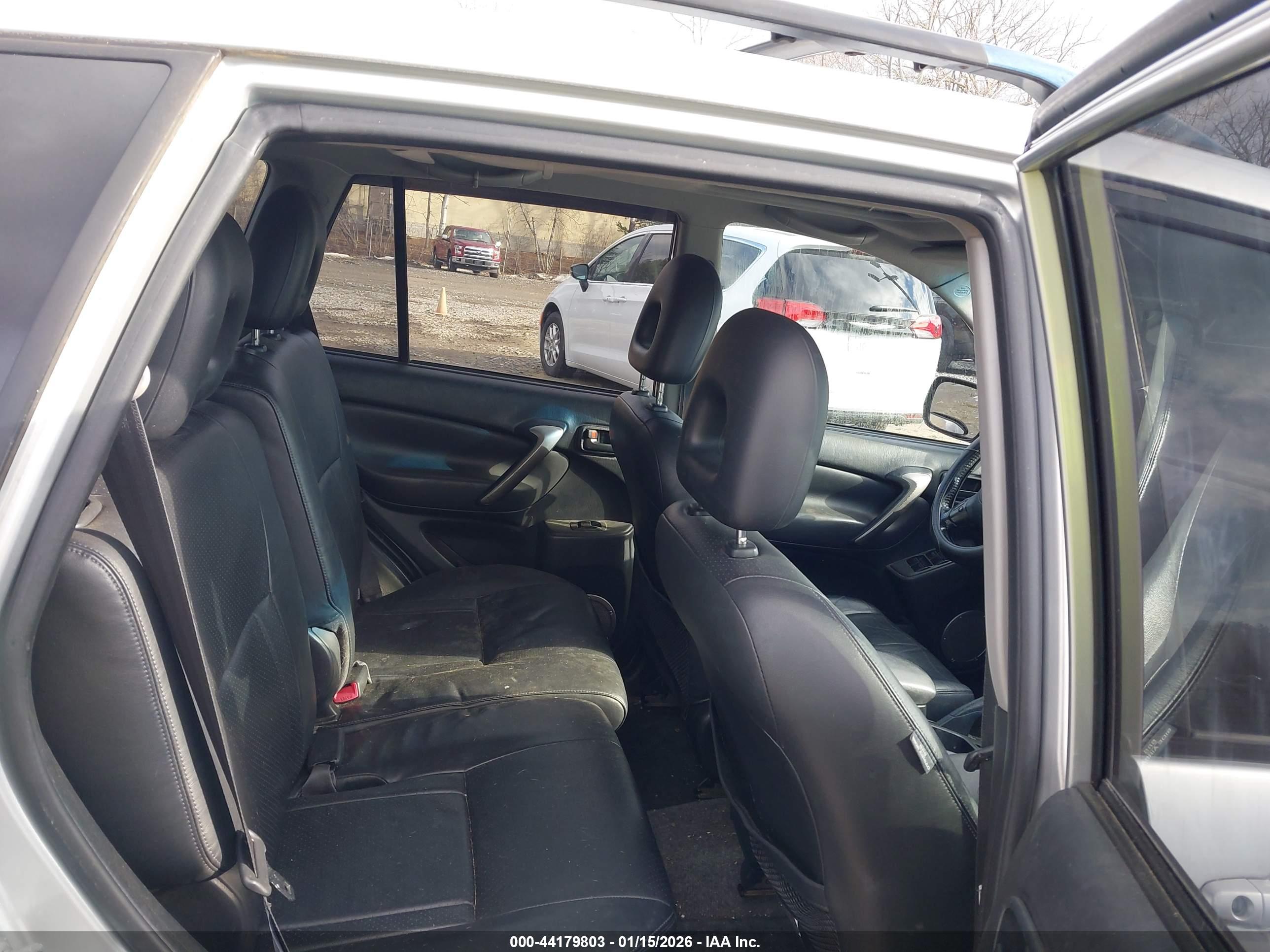 TOYOTA RAV4 image 8