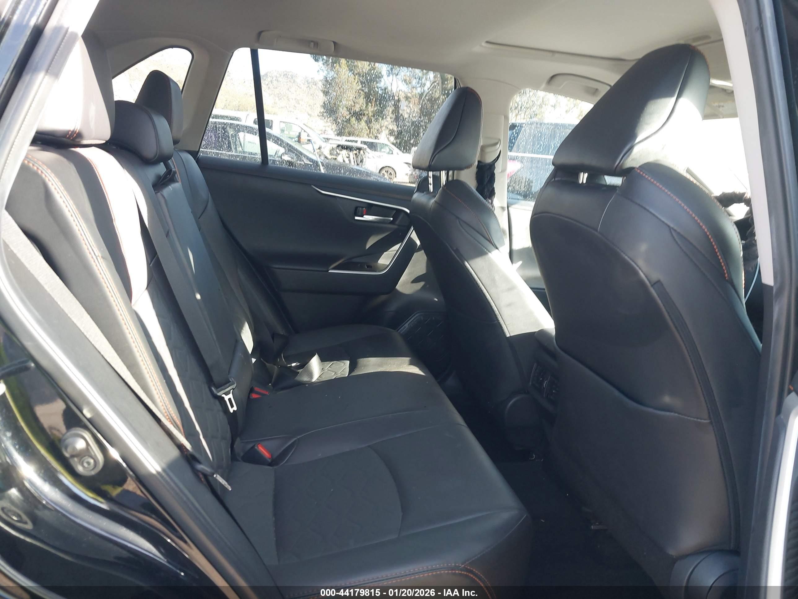 TOYOTA RAV4 image 8