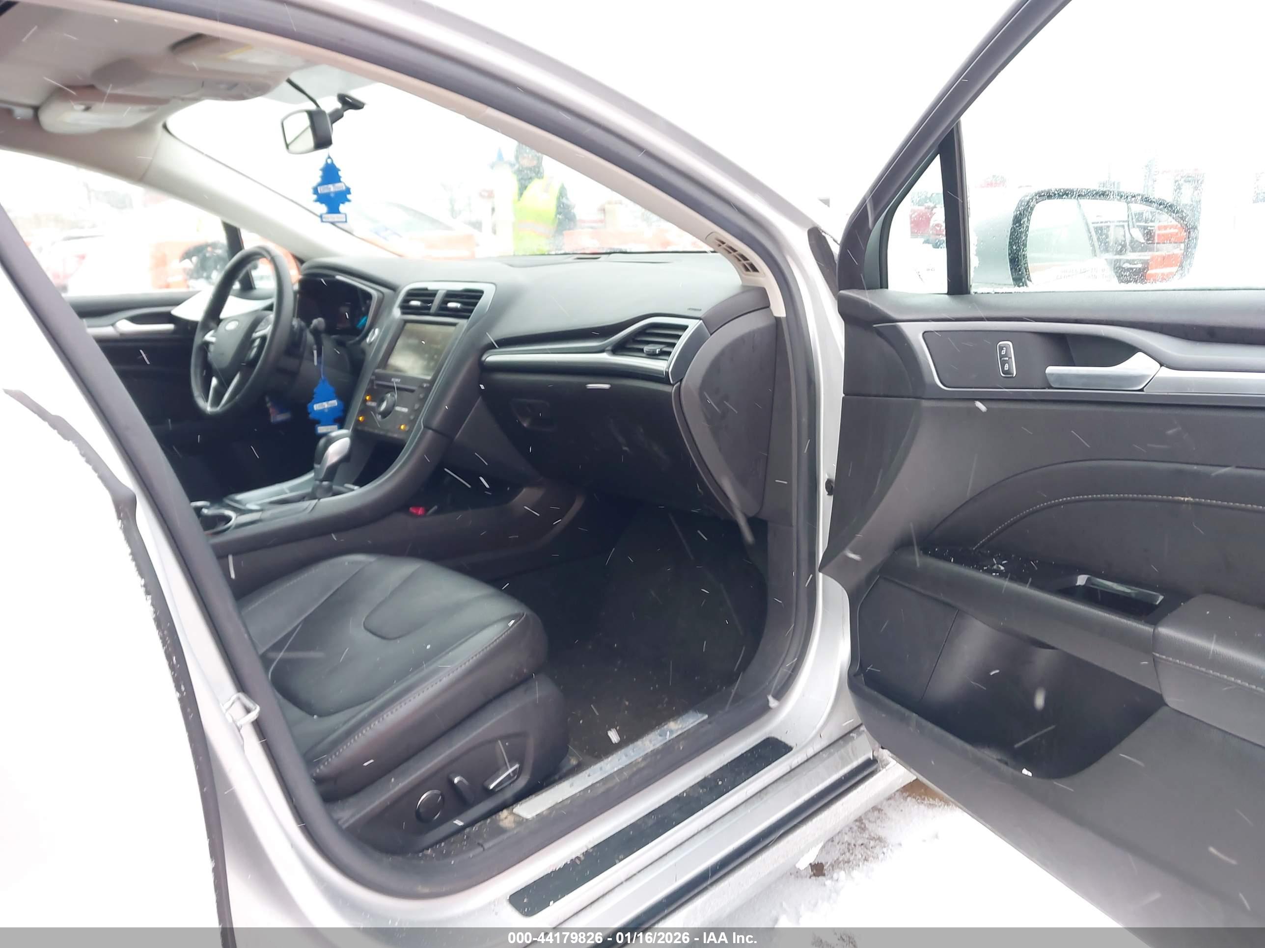 FORD FUSION image 5