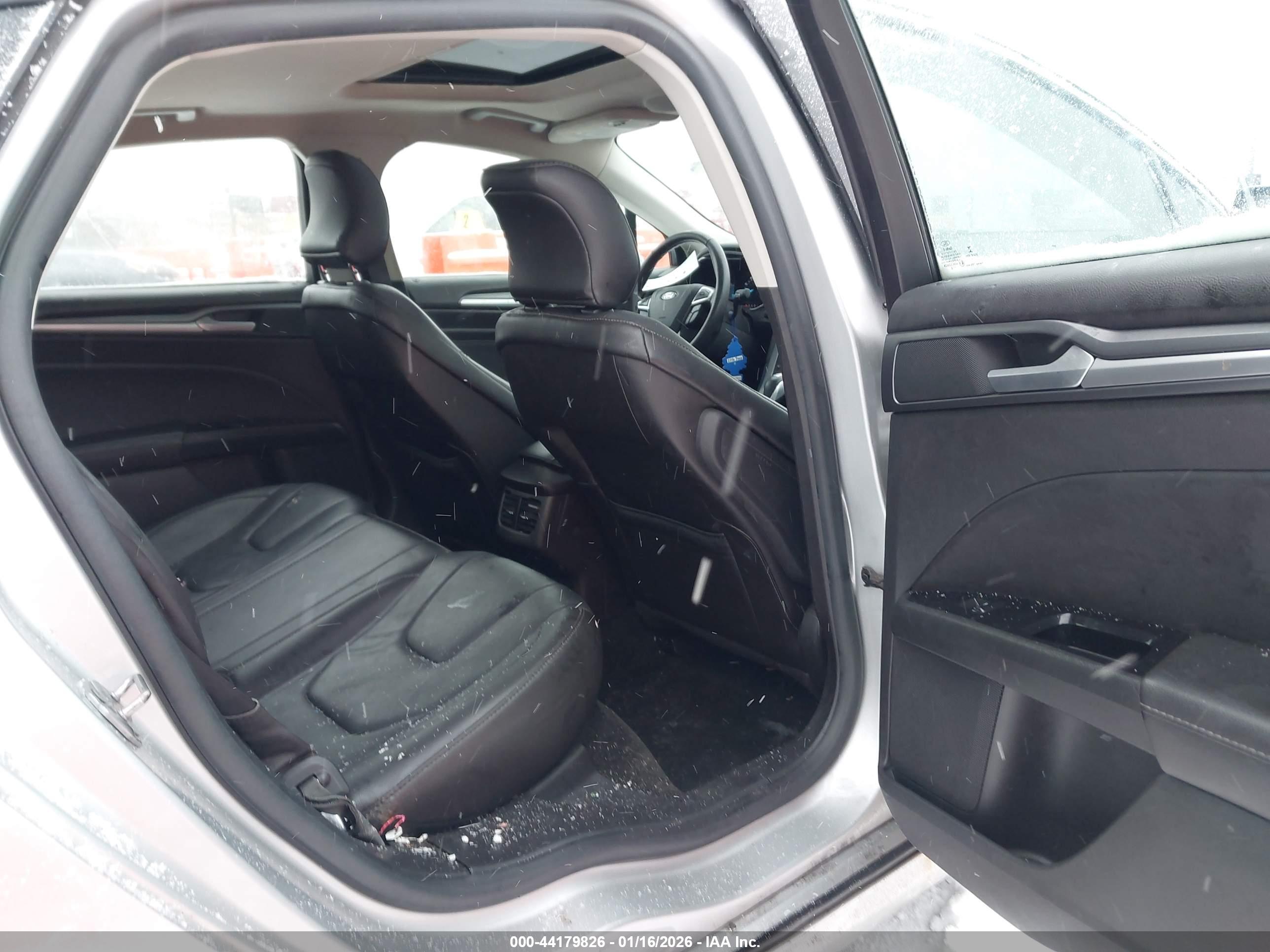 FORD FUSION image 8