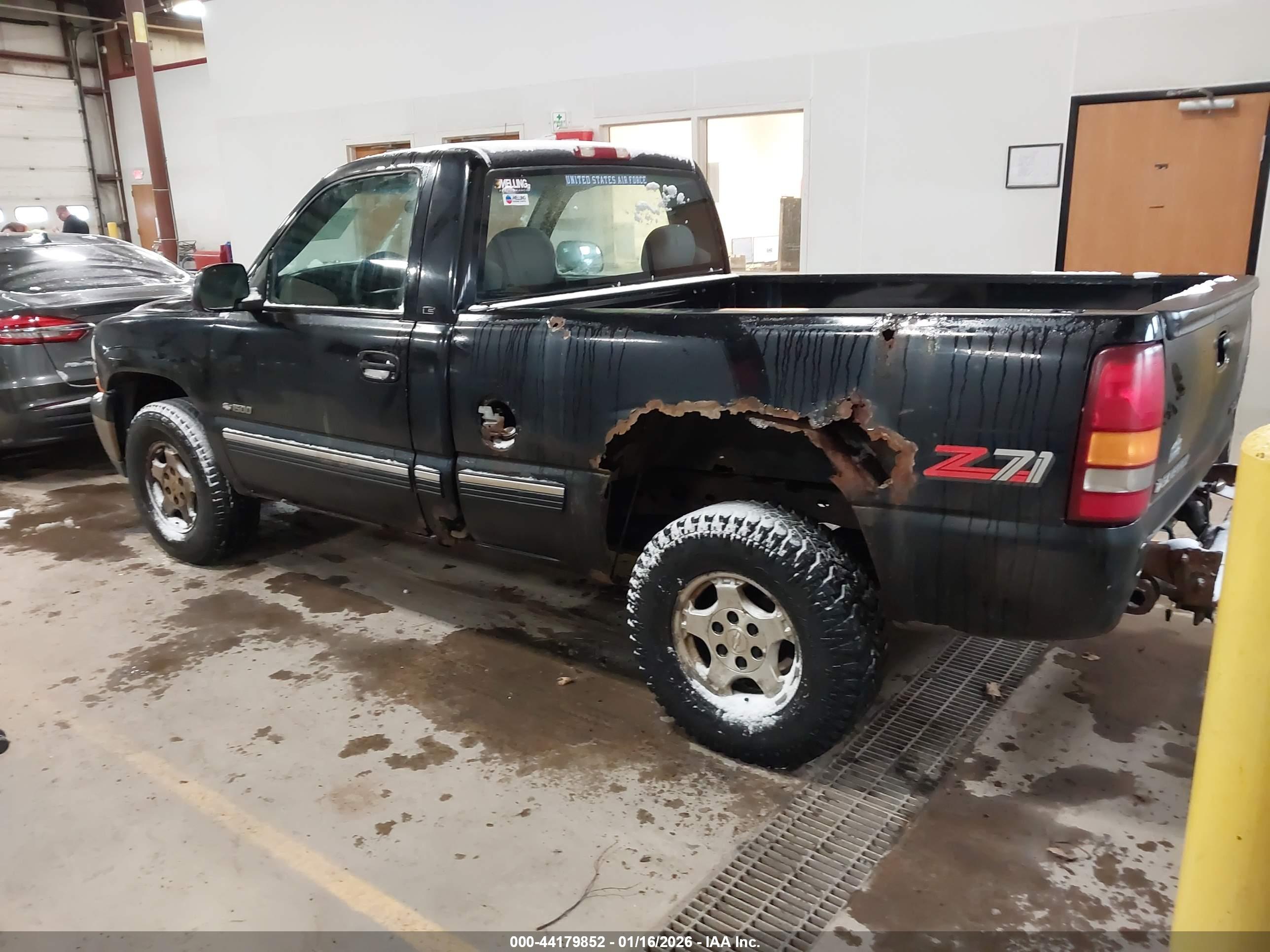 CHEVROLET SILVERADO image 3