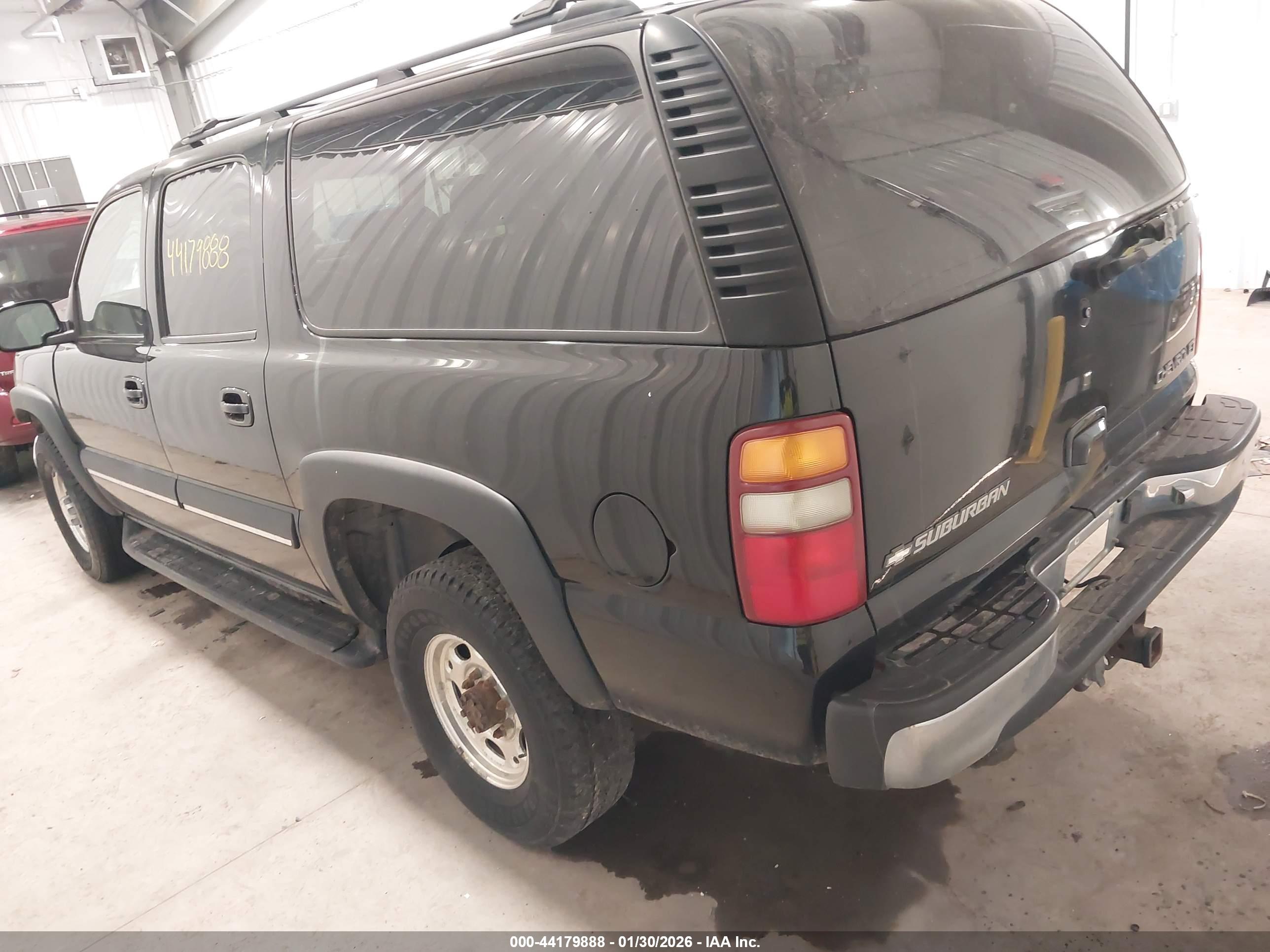 CHEVROLET SUBURBAN image 3