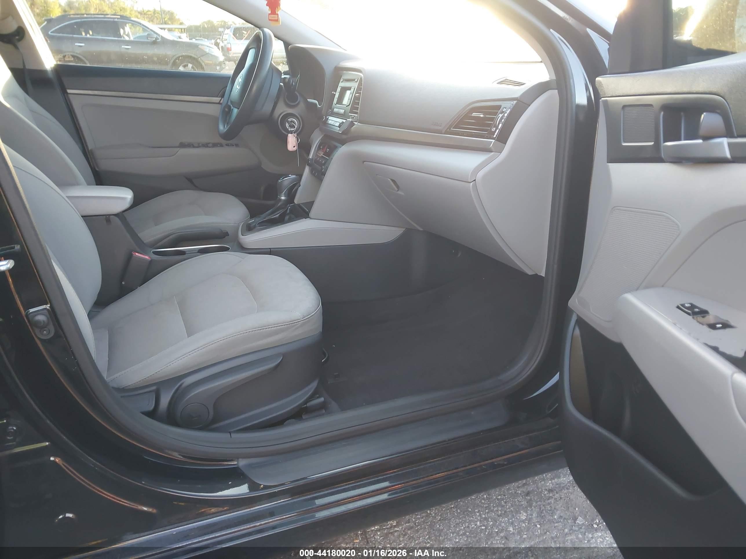 HYUNDAI ELANTRA image 5
