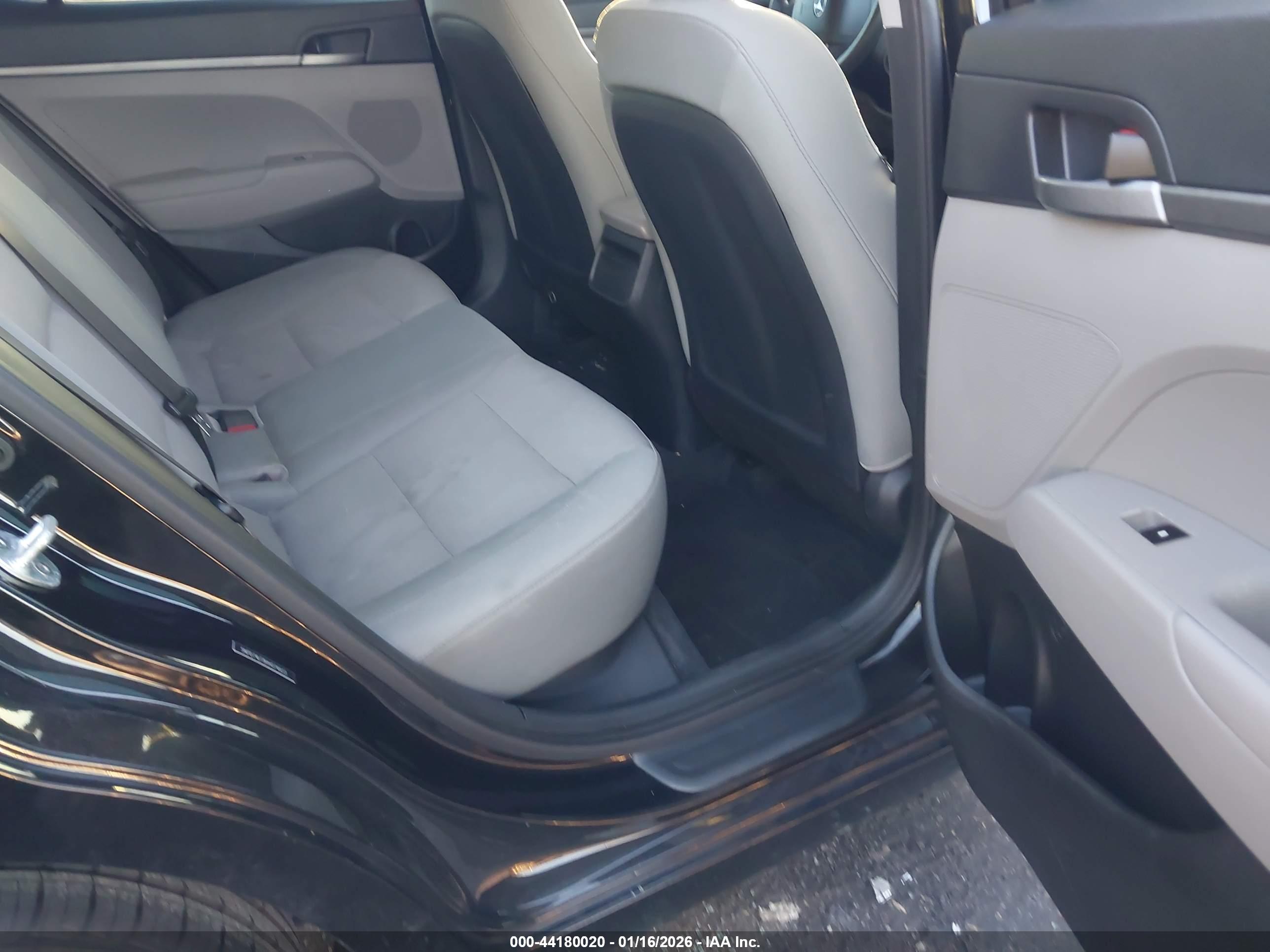 HYUNDAI ELANTRA image 8