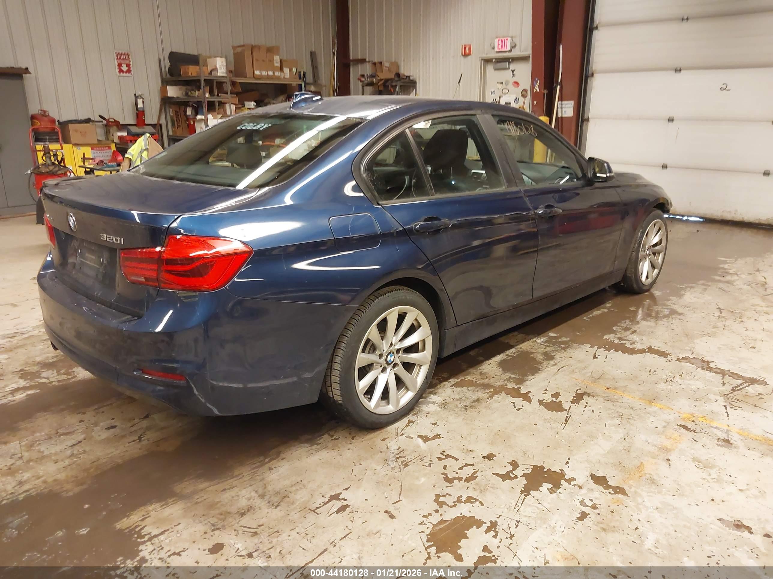 BMW 320I image 4