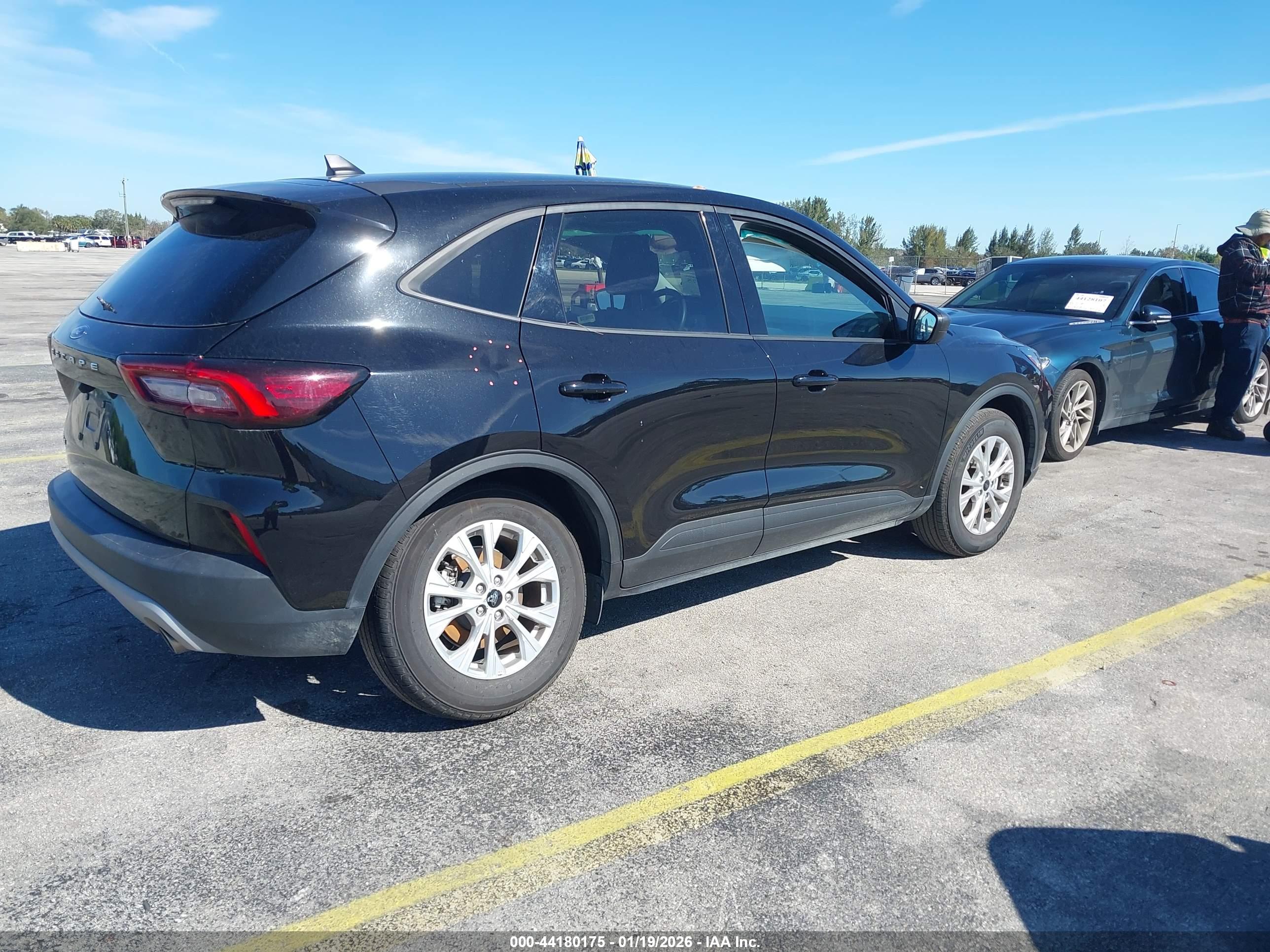 FORD ESCAPE image 4