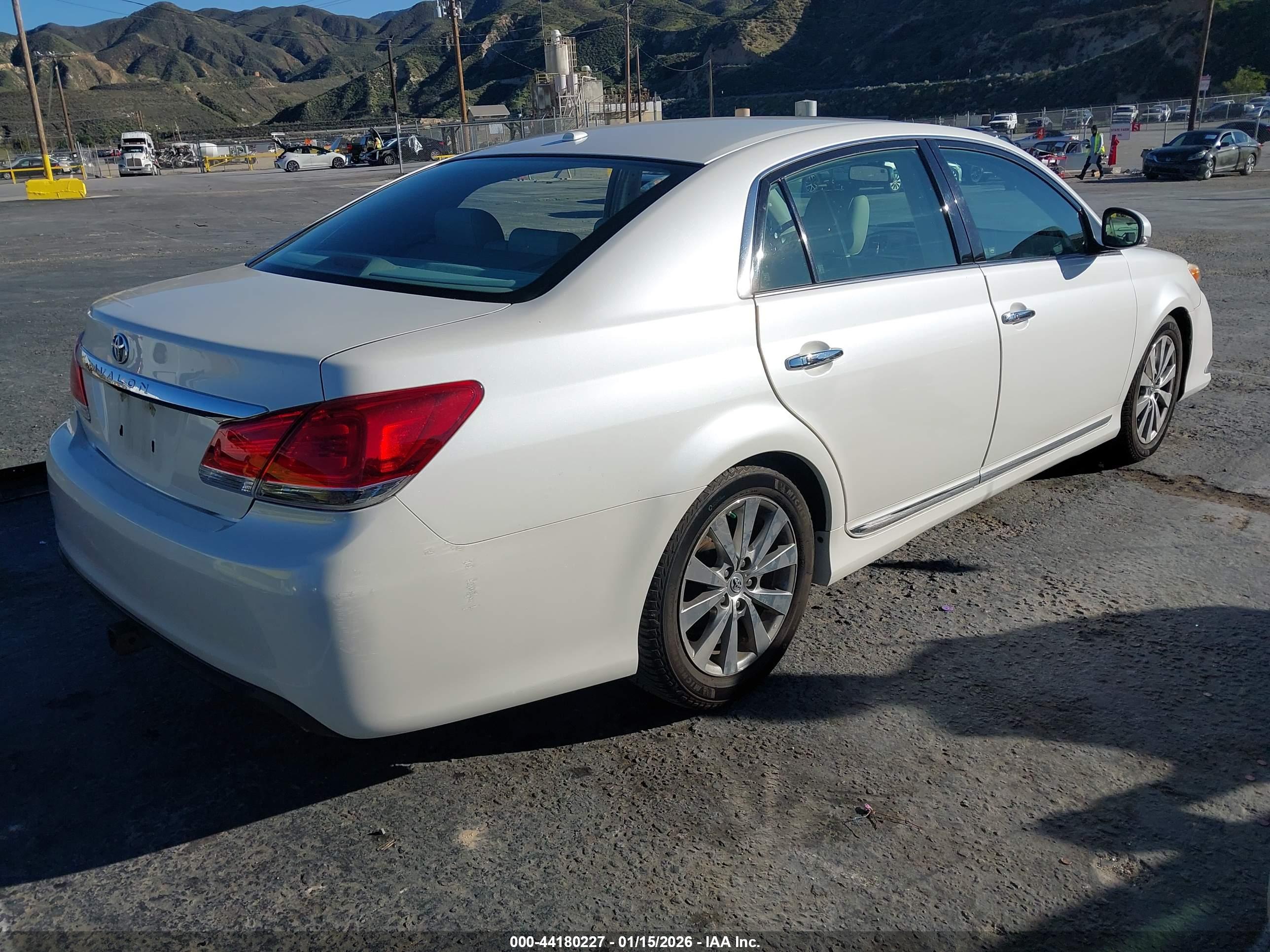 TOYOTA AVALON image 4