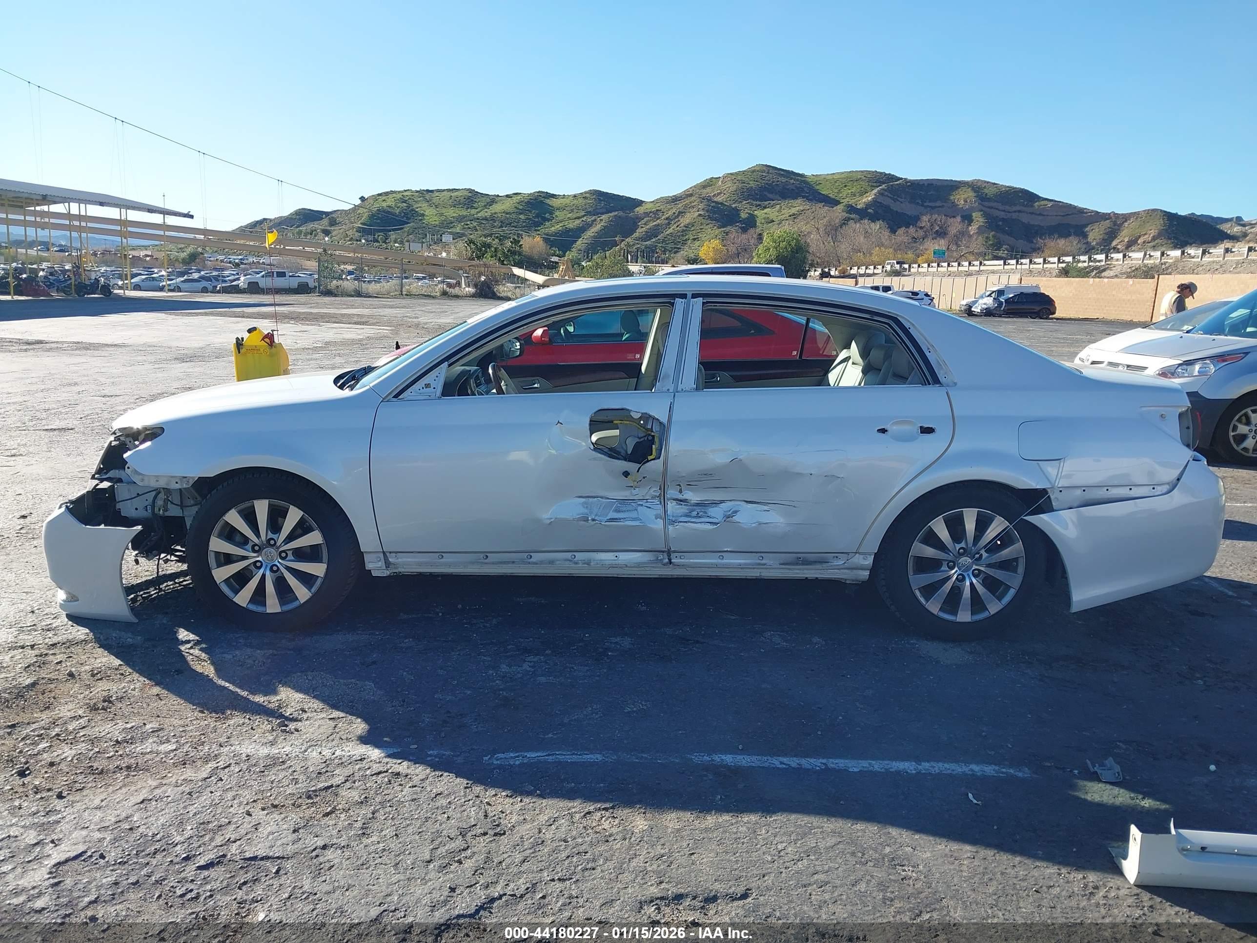 TOYOTA AVALON image 6