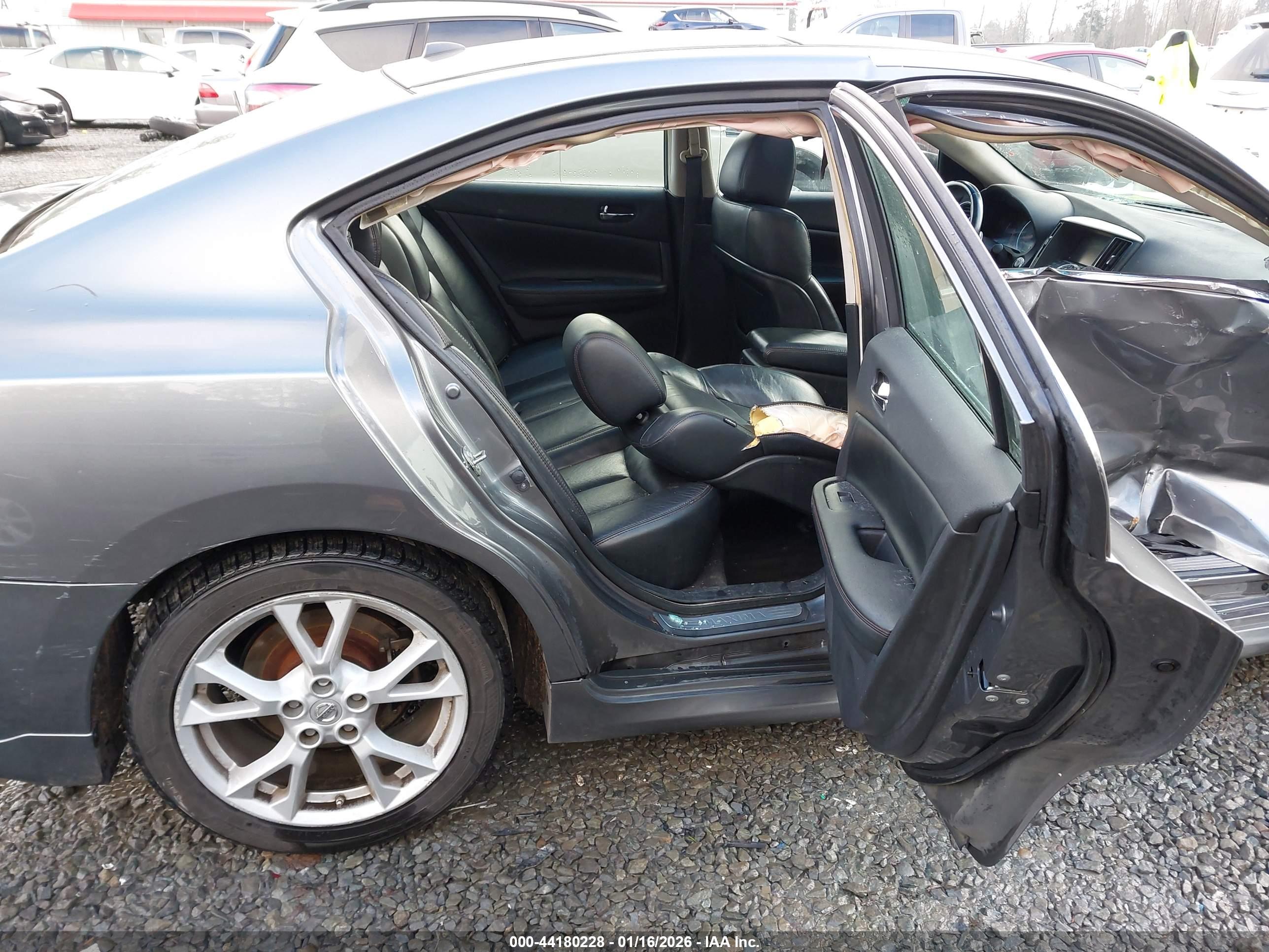 NISSAN MAXIMA image 8