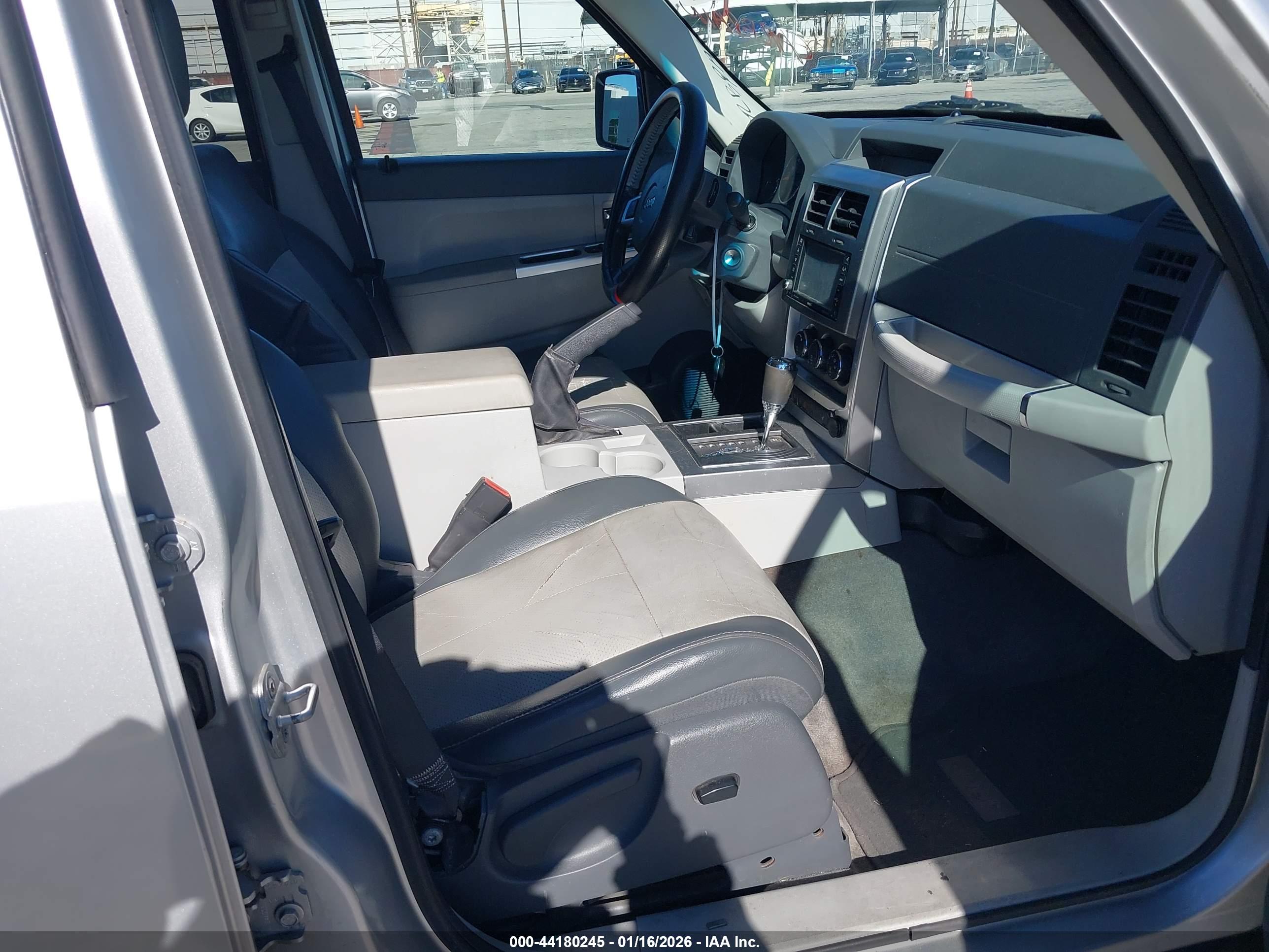JEEP LIBERTY image 5