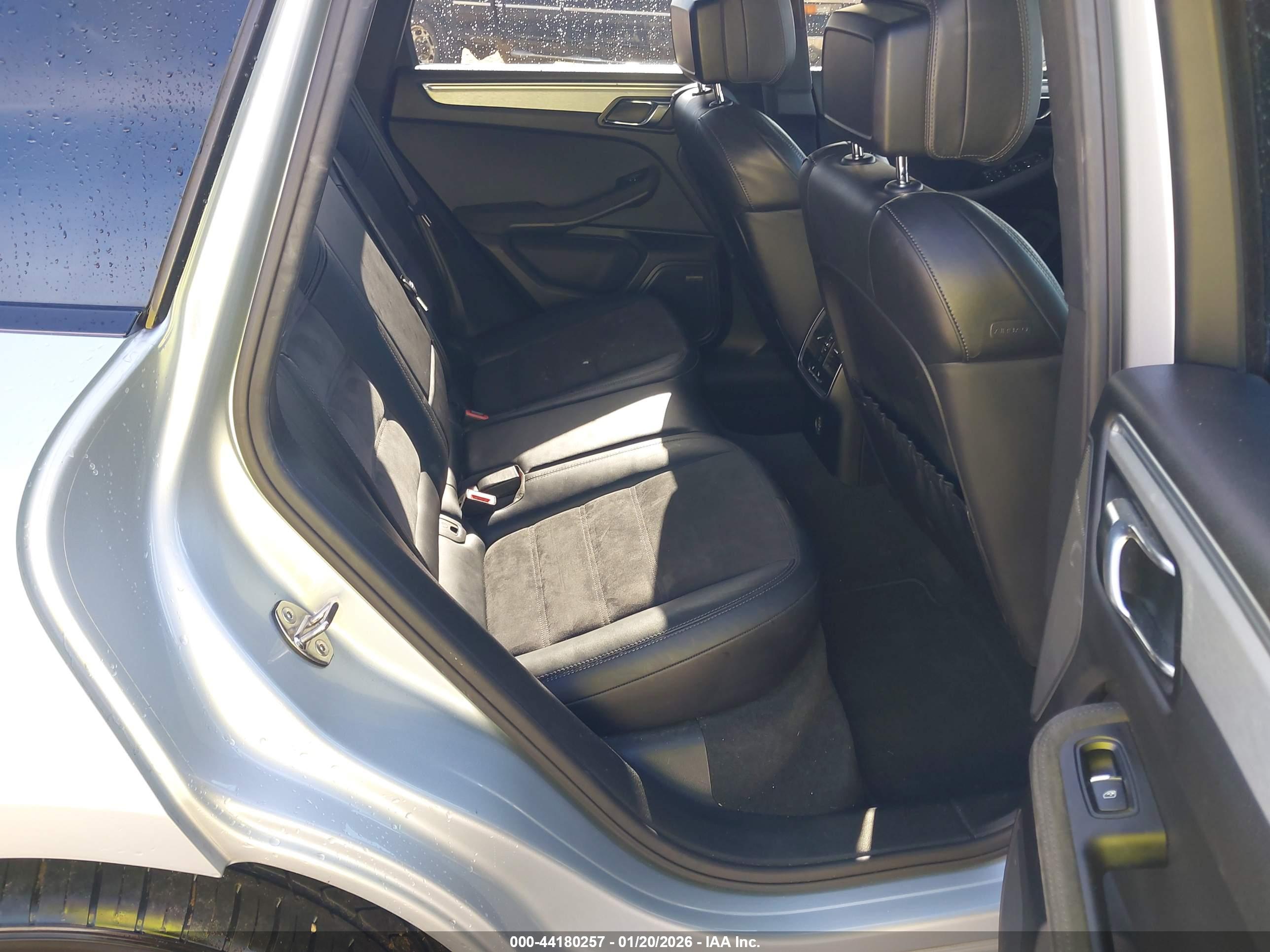 PORSCHE MACAN image 8