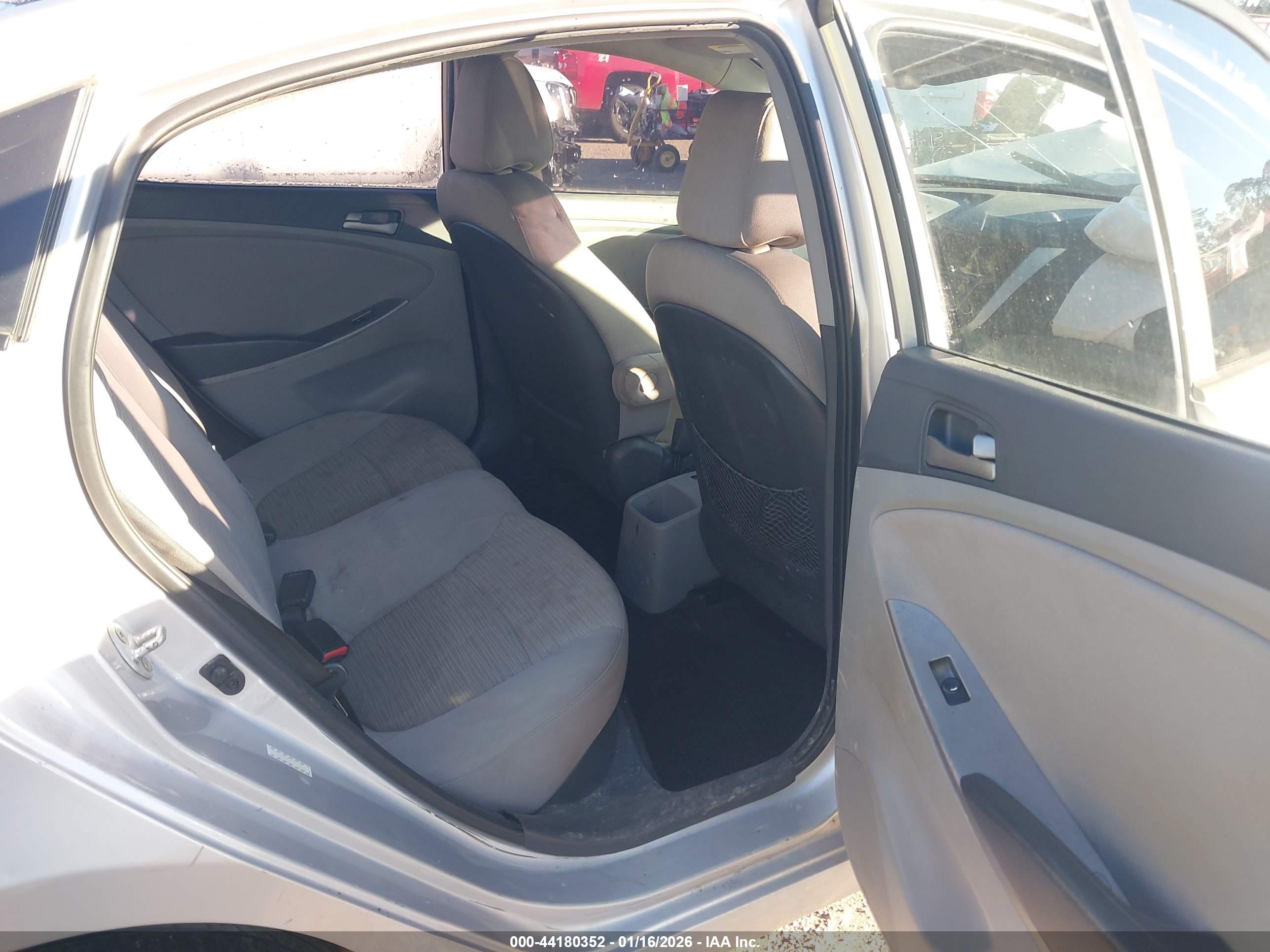 HYUNDAI ACCENT image 8