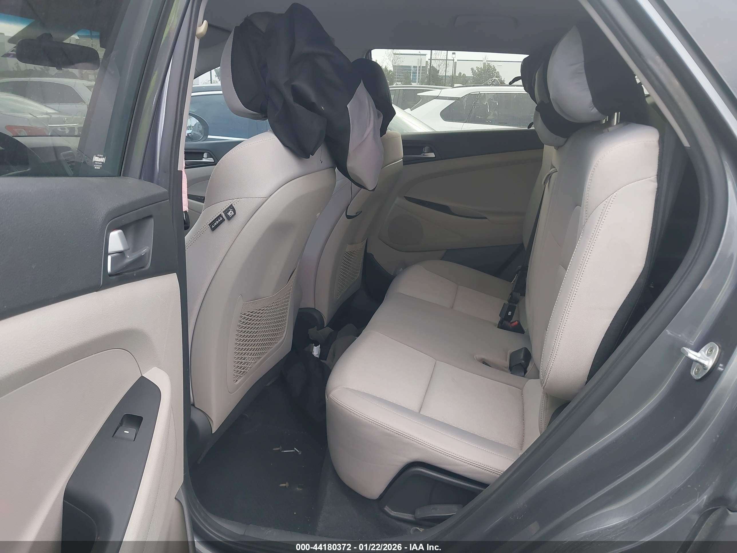 HYUNDAI TUCSON image 8