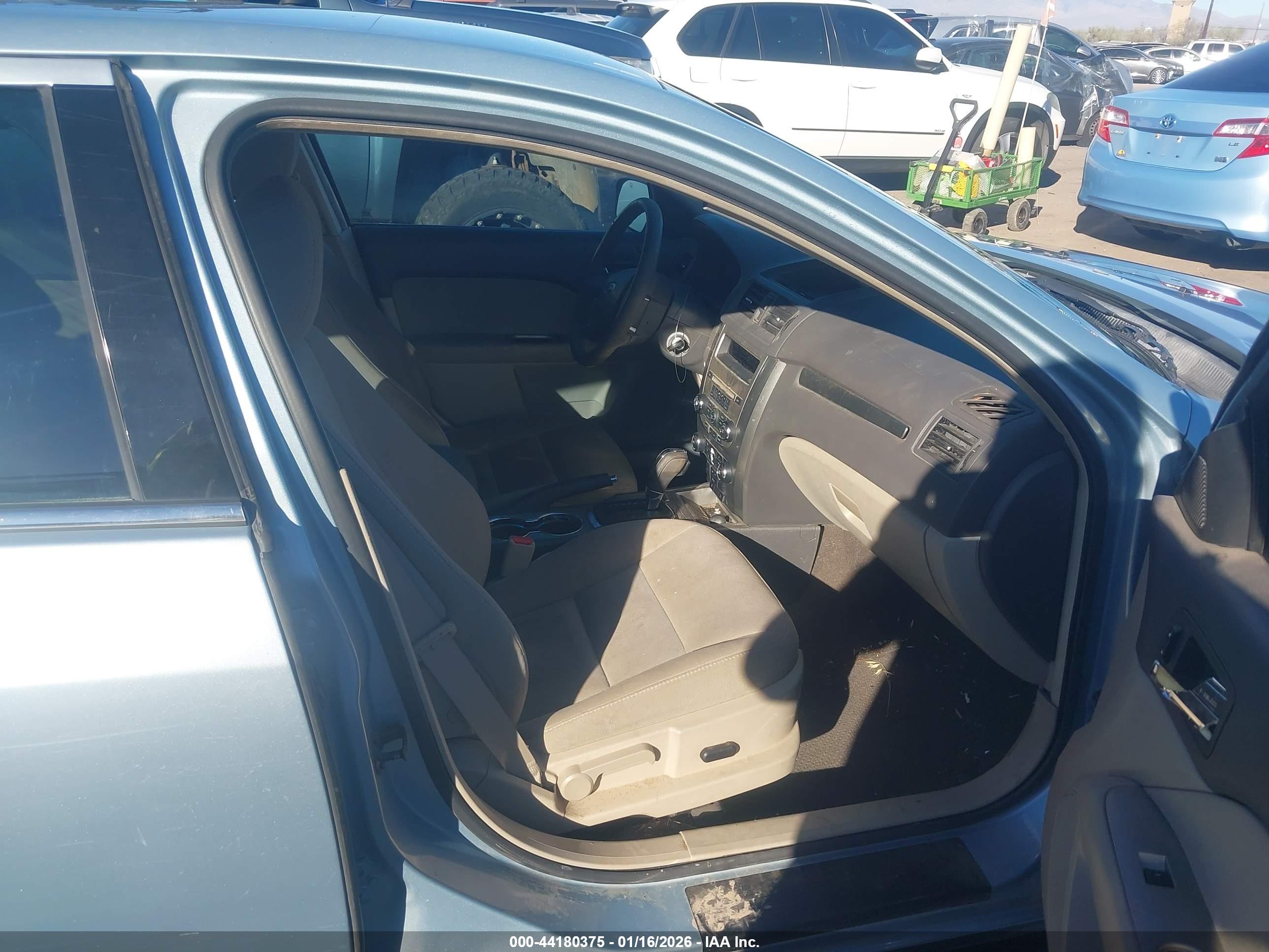 FORD FUSION image 5