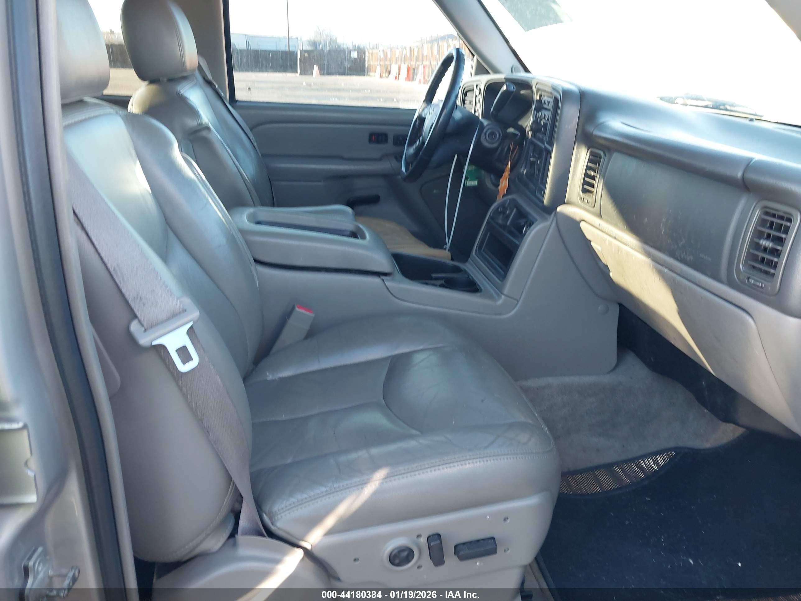 CHEVROLET SUBURBAN image 5