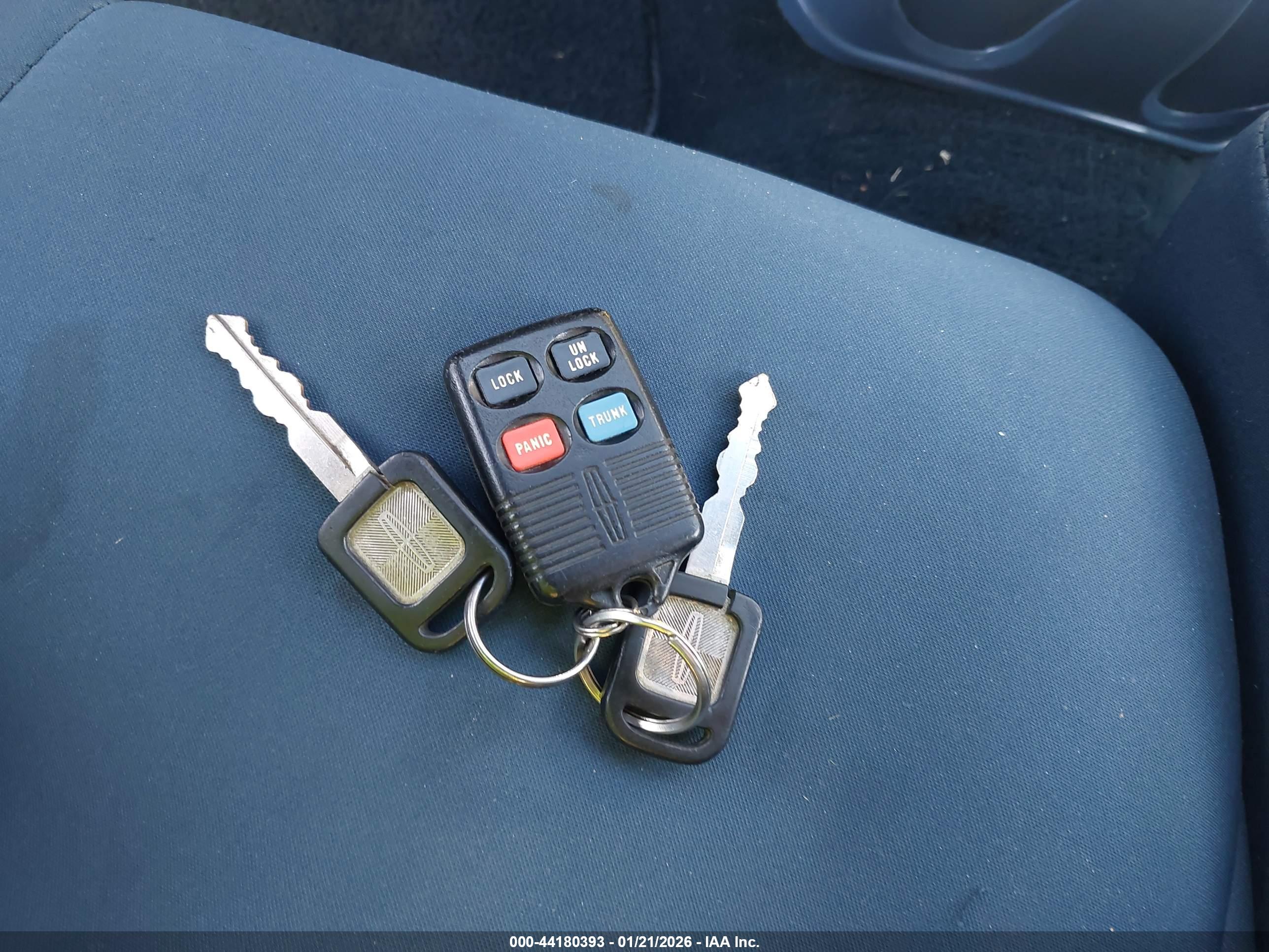 LINCOLN TOWN image 11