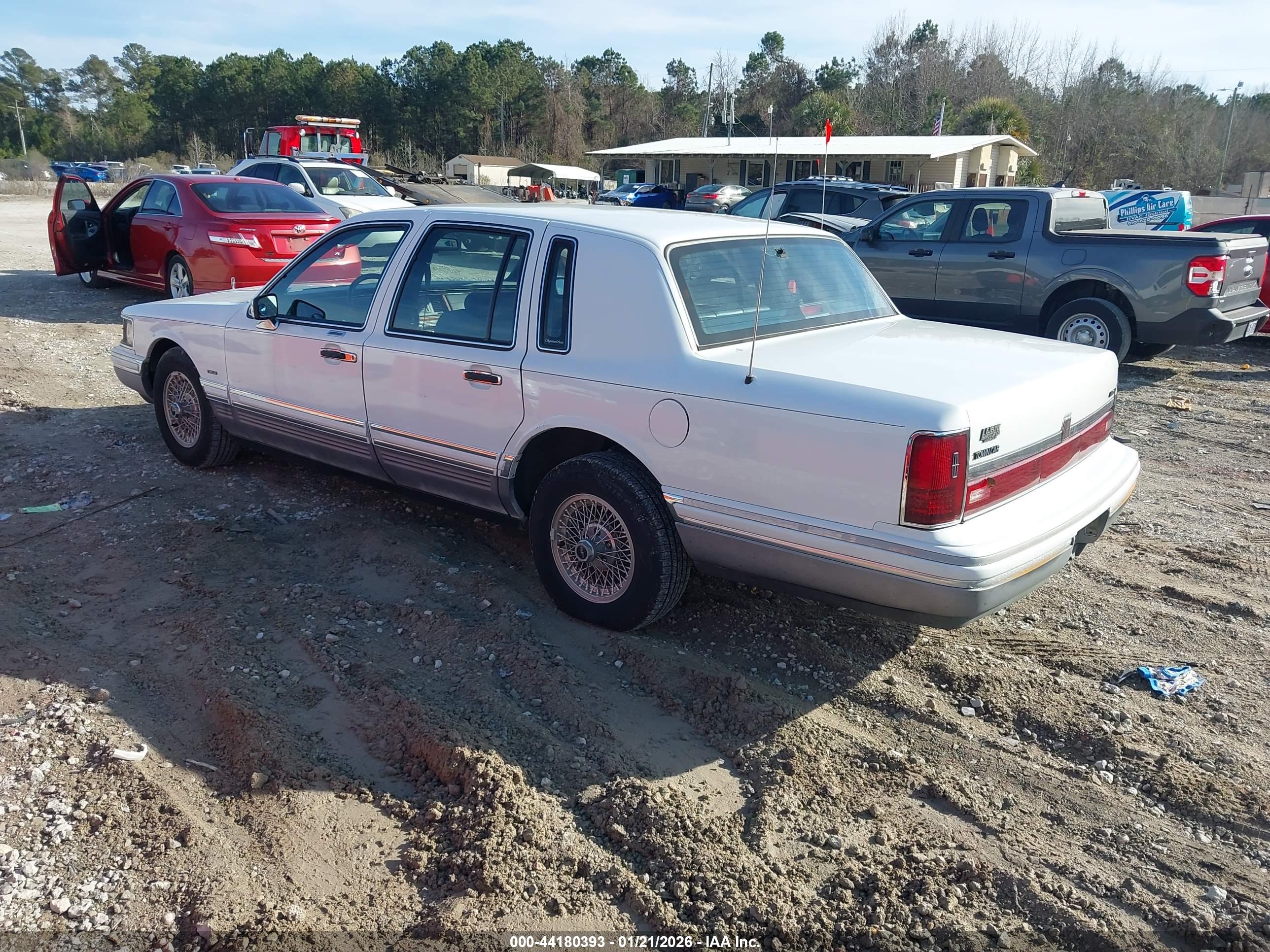 LINCOLN TOWN image 3
