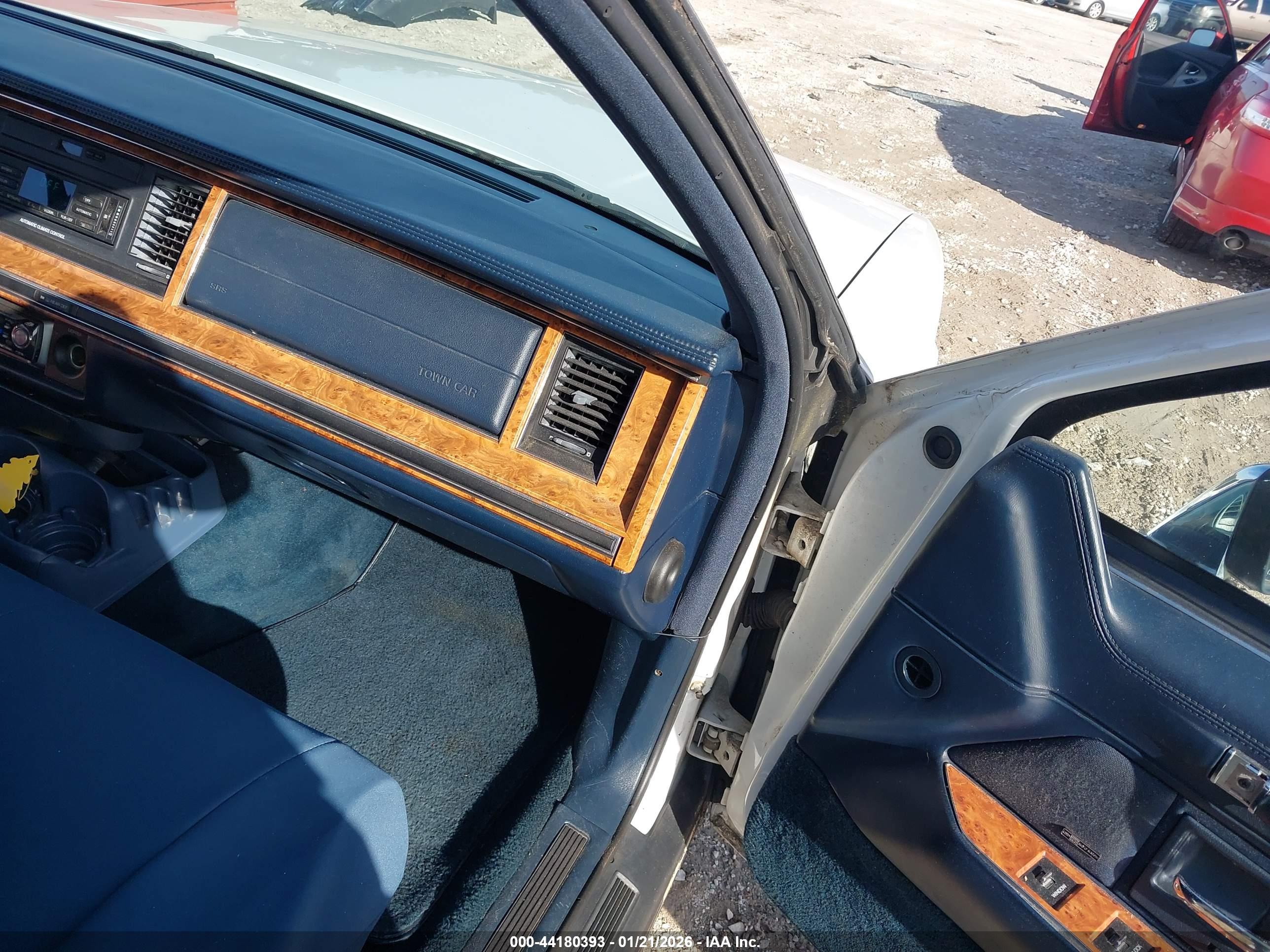 LINCOLN TOWN image 5