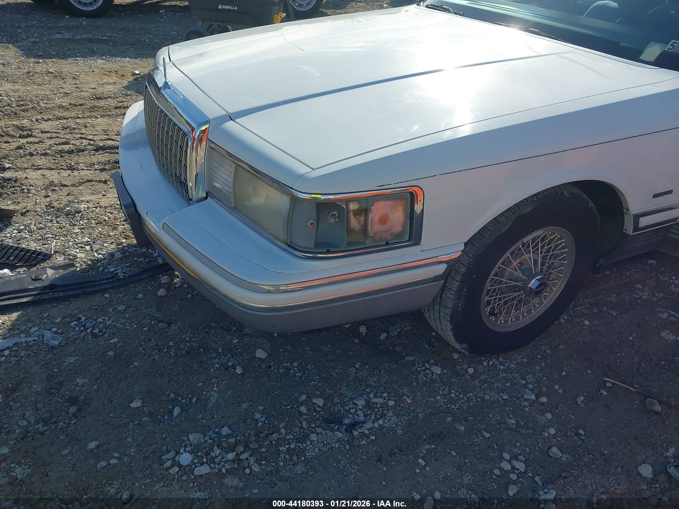 LINCOLN TOWN image 6