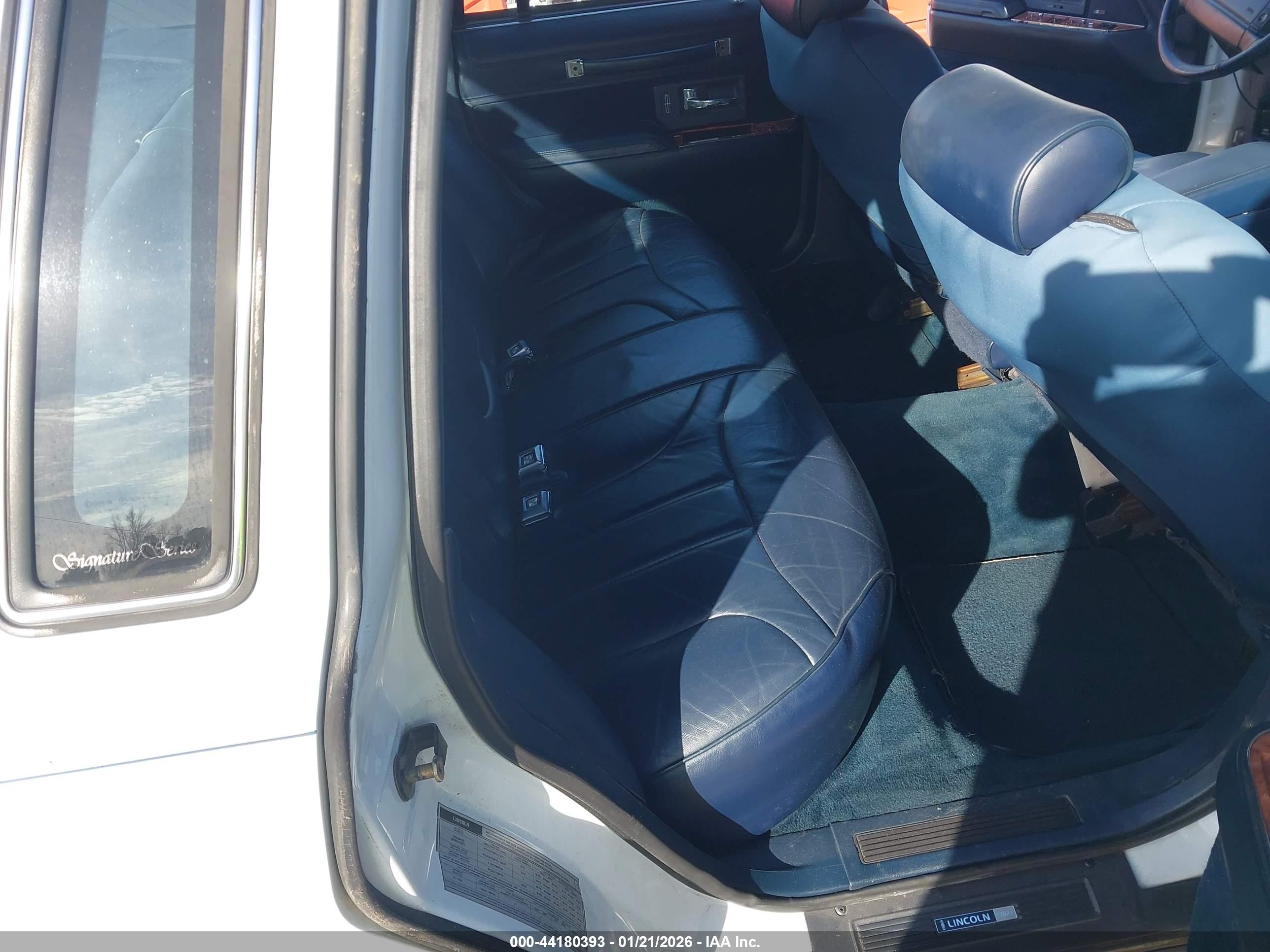 LINCOLN TOWN image 8