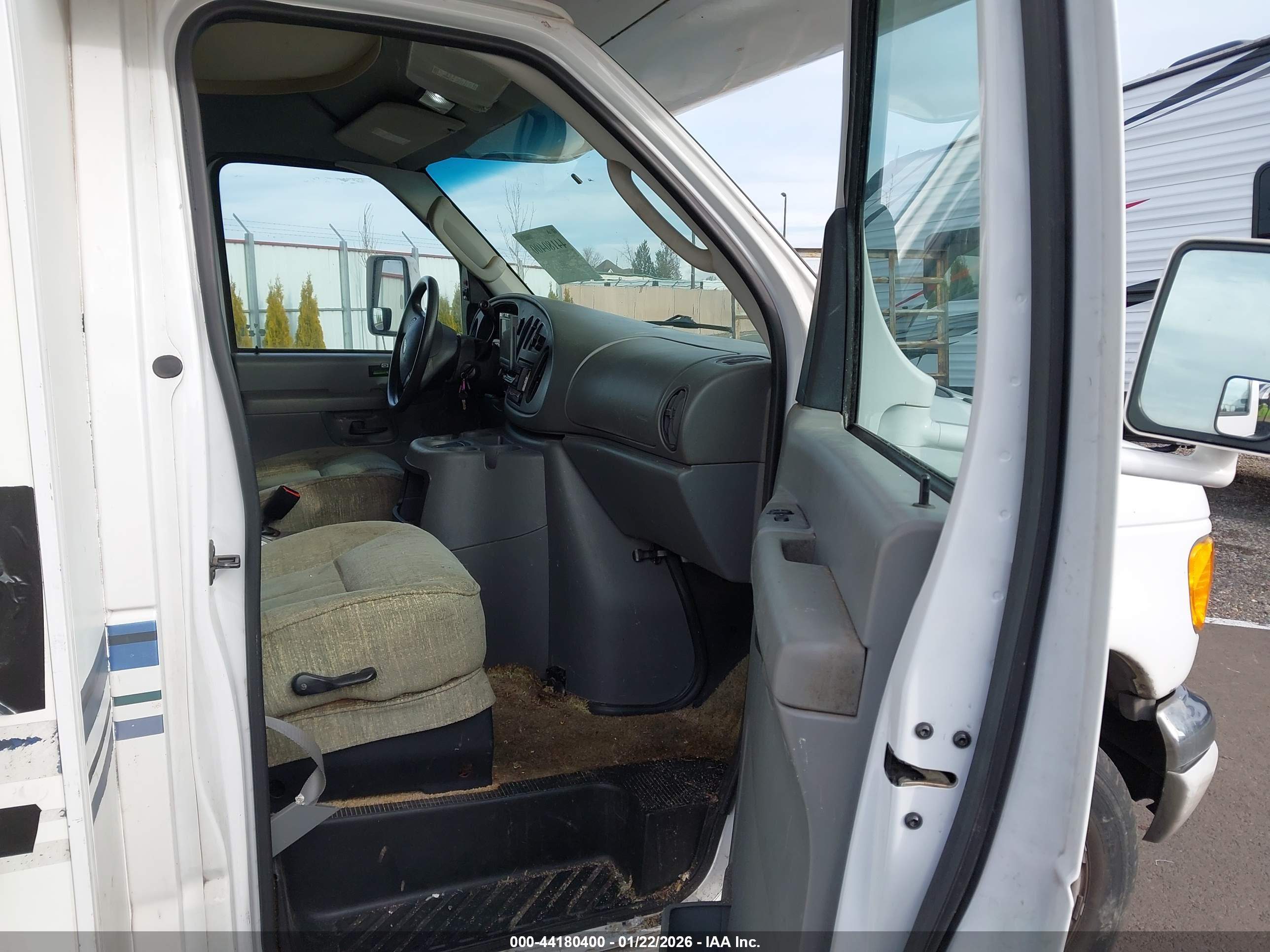 FORD E-450 image 8