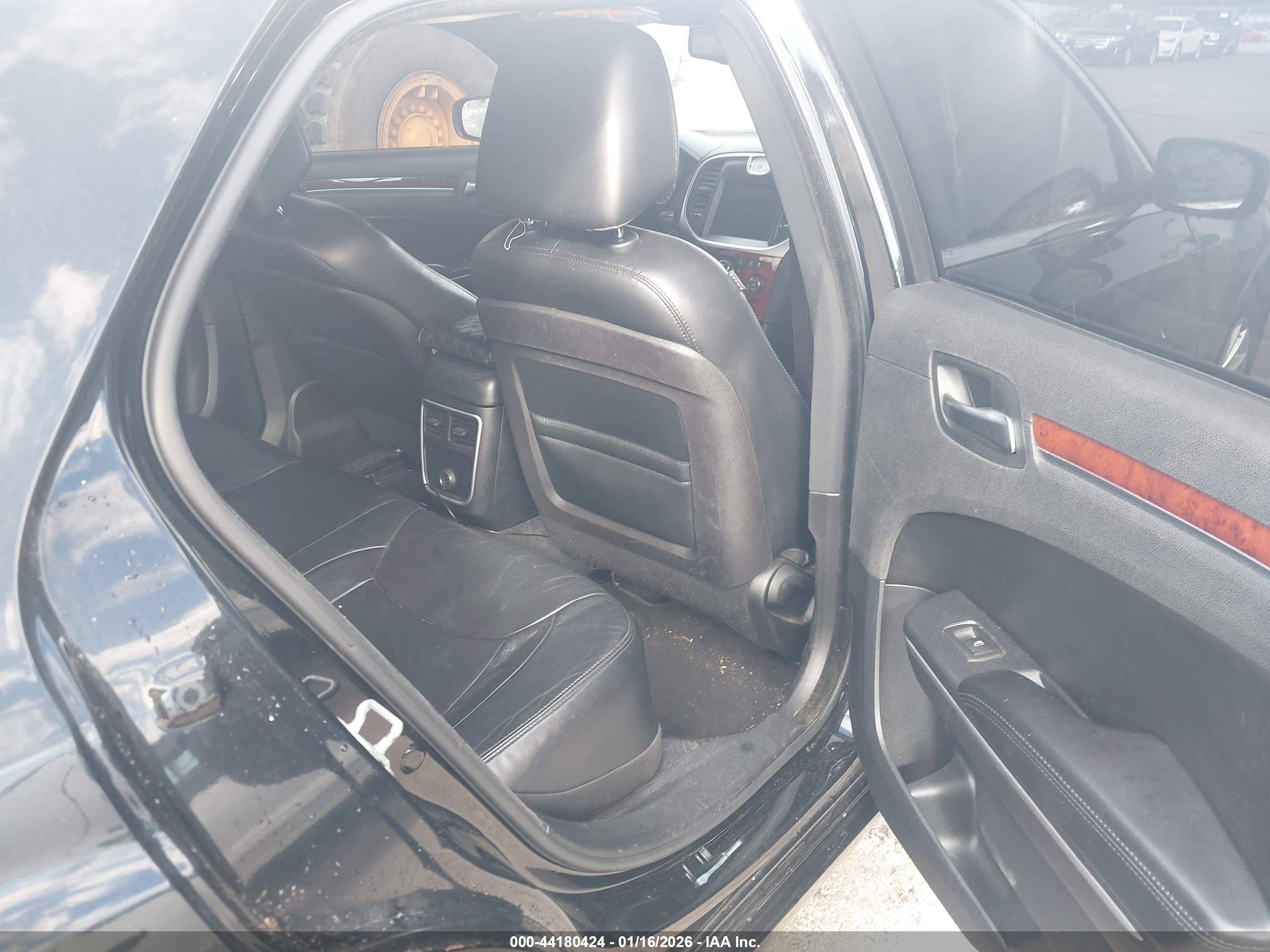 CHRYSLER 300 image 8