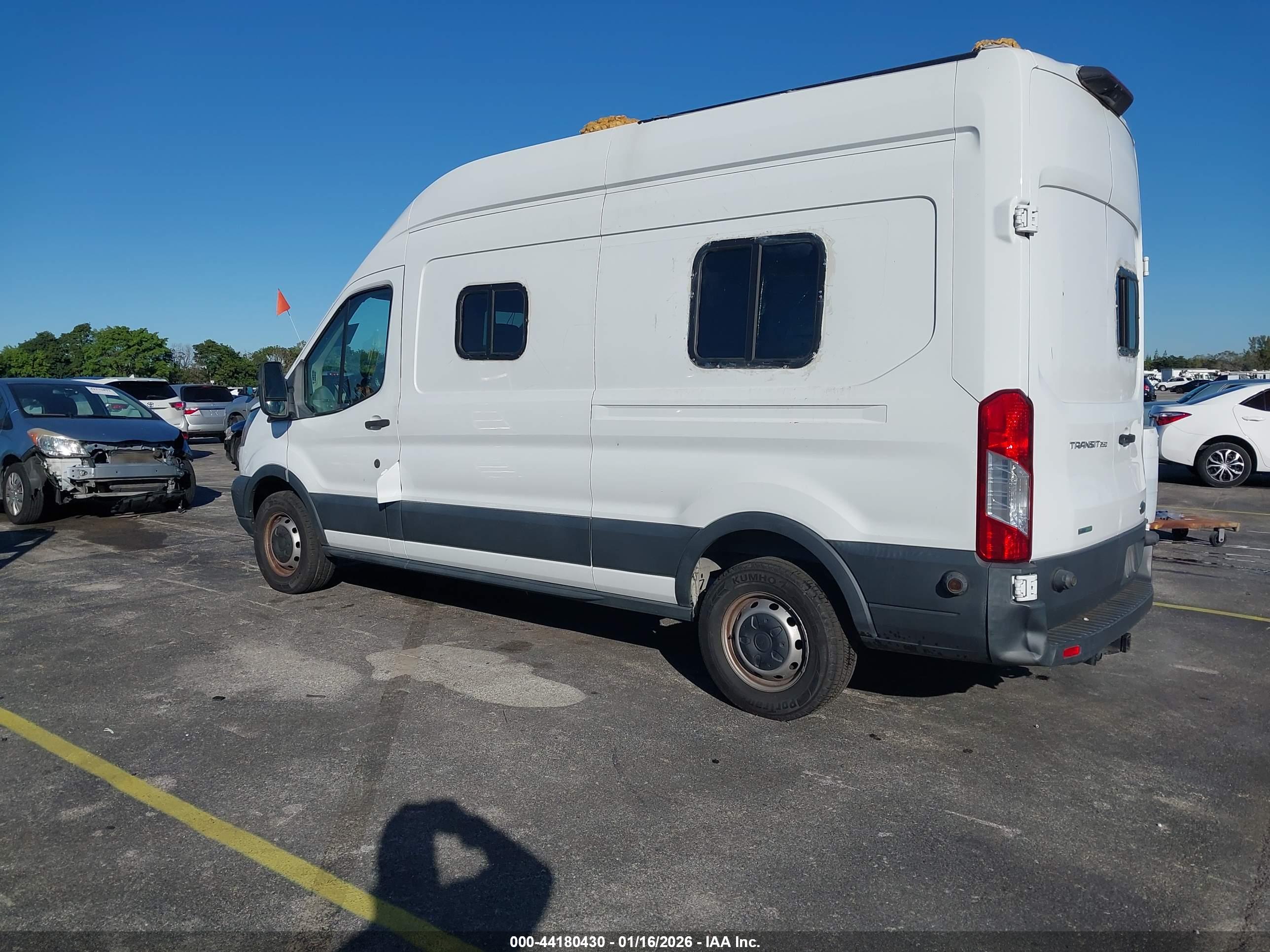 FORD TRANSIT-250 image 3
