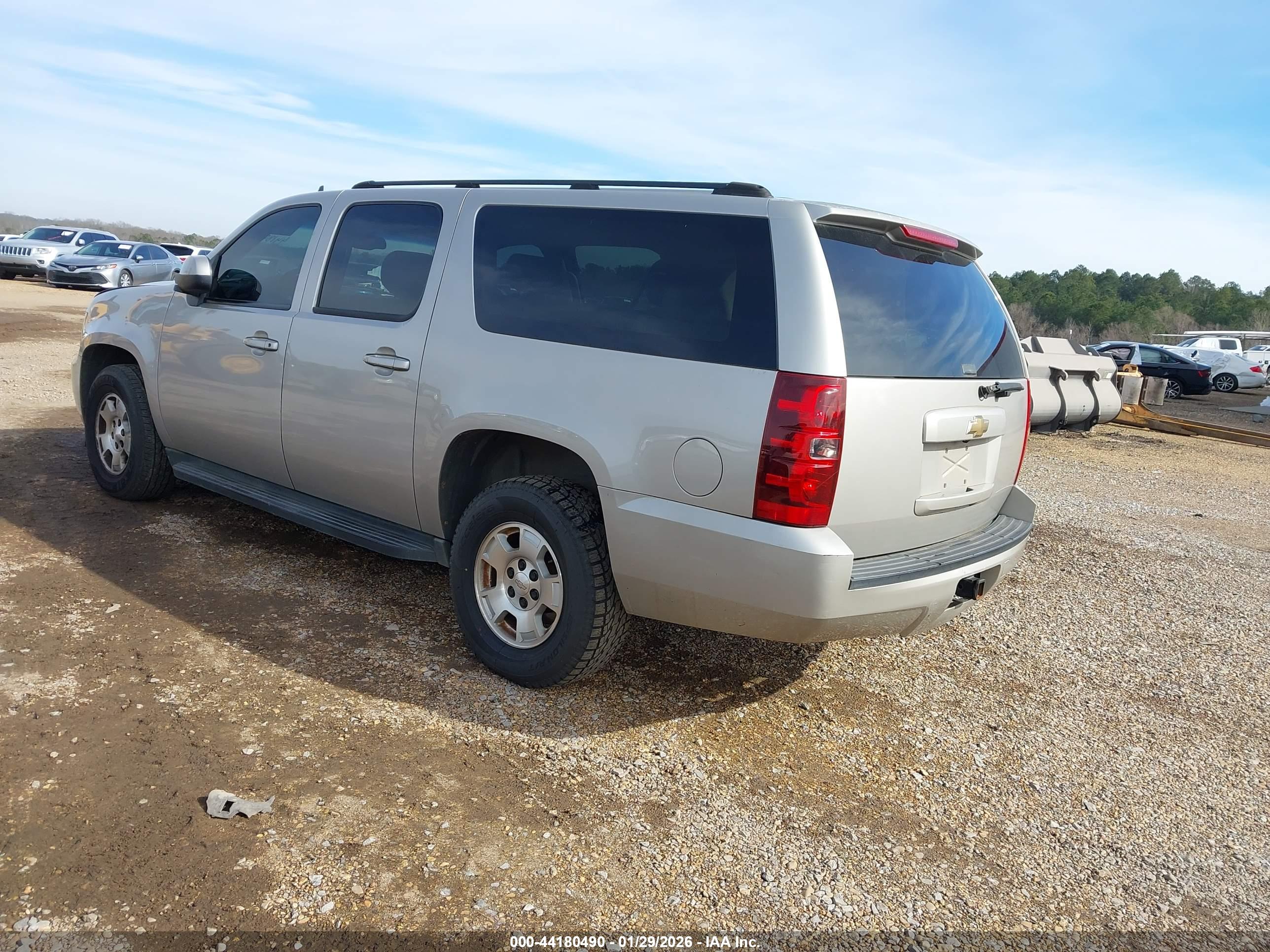 CHEVROLET SUBURBAN image 3