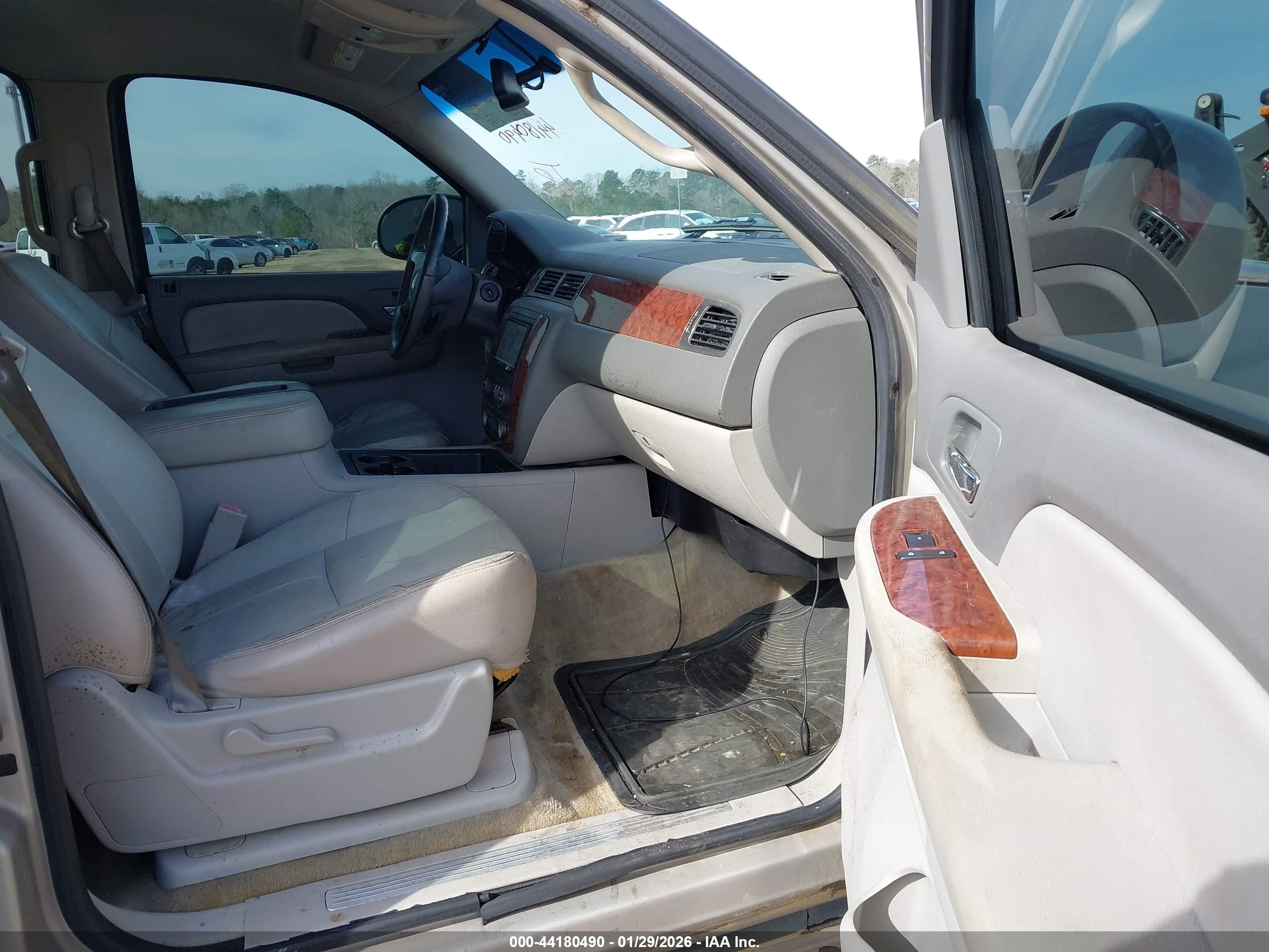 CHEVROLET SUBURBAN image 5