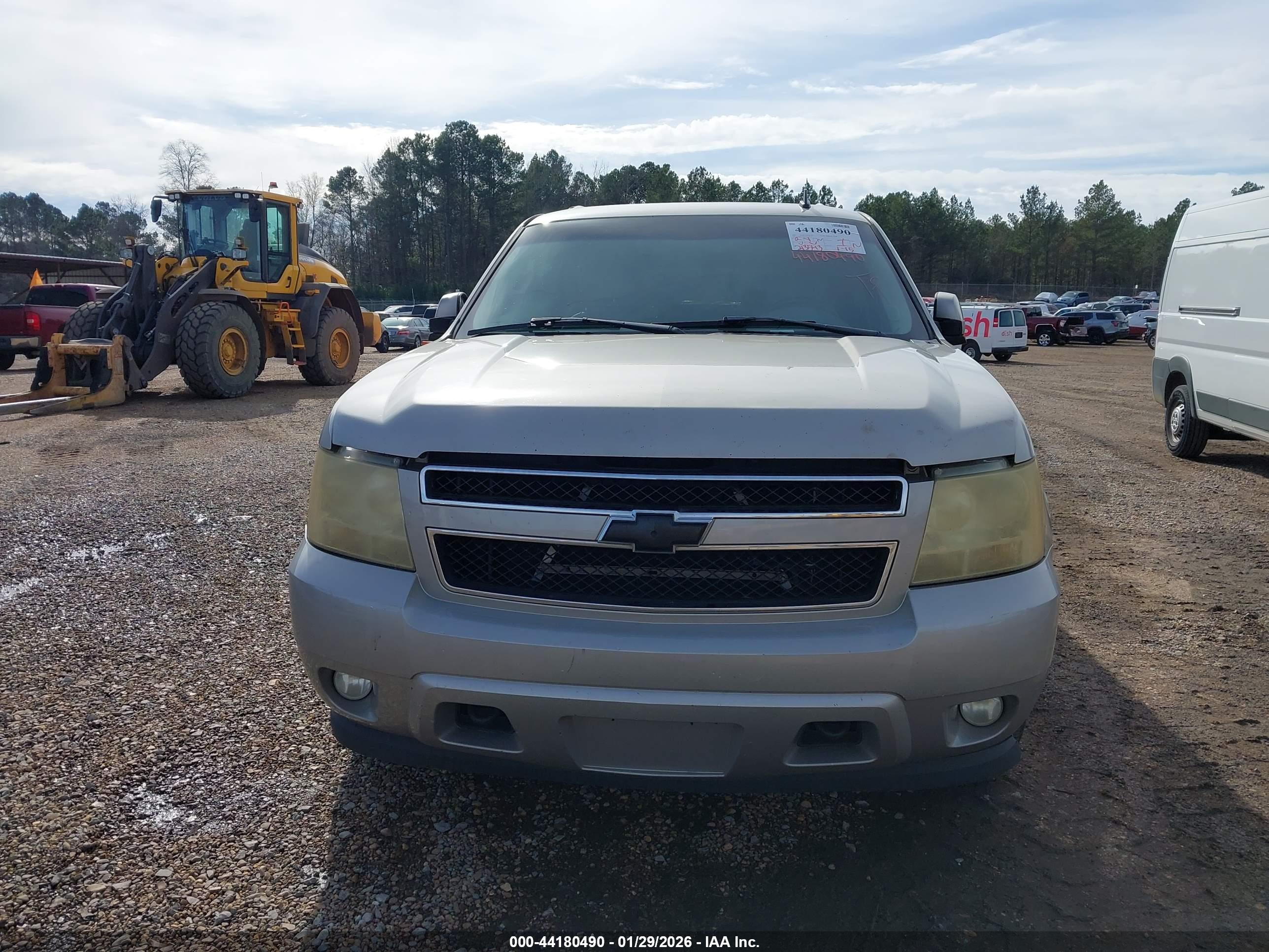CHEVROLET SUBURBAN image 6