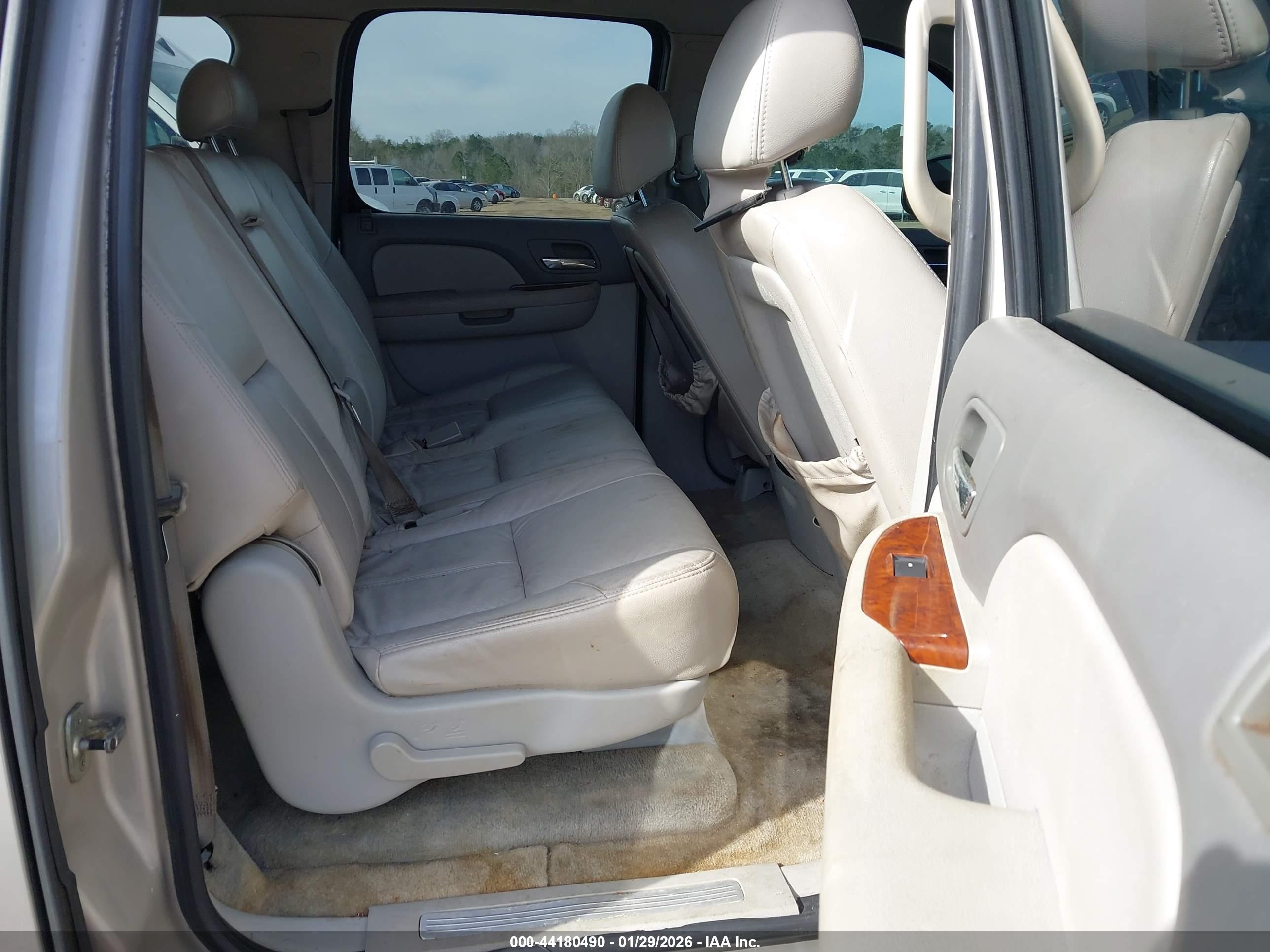 CHEVROLET SUBURBAN image 8