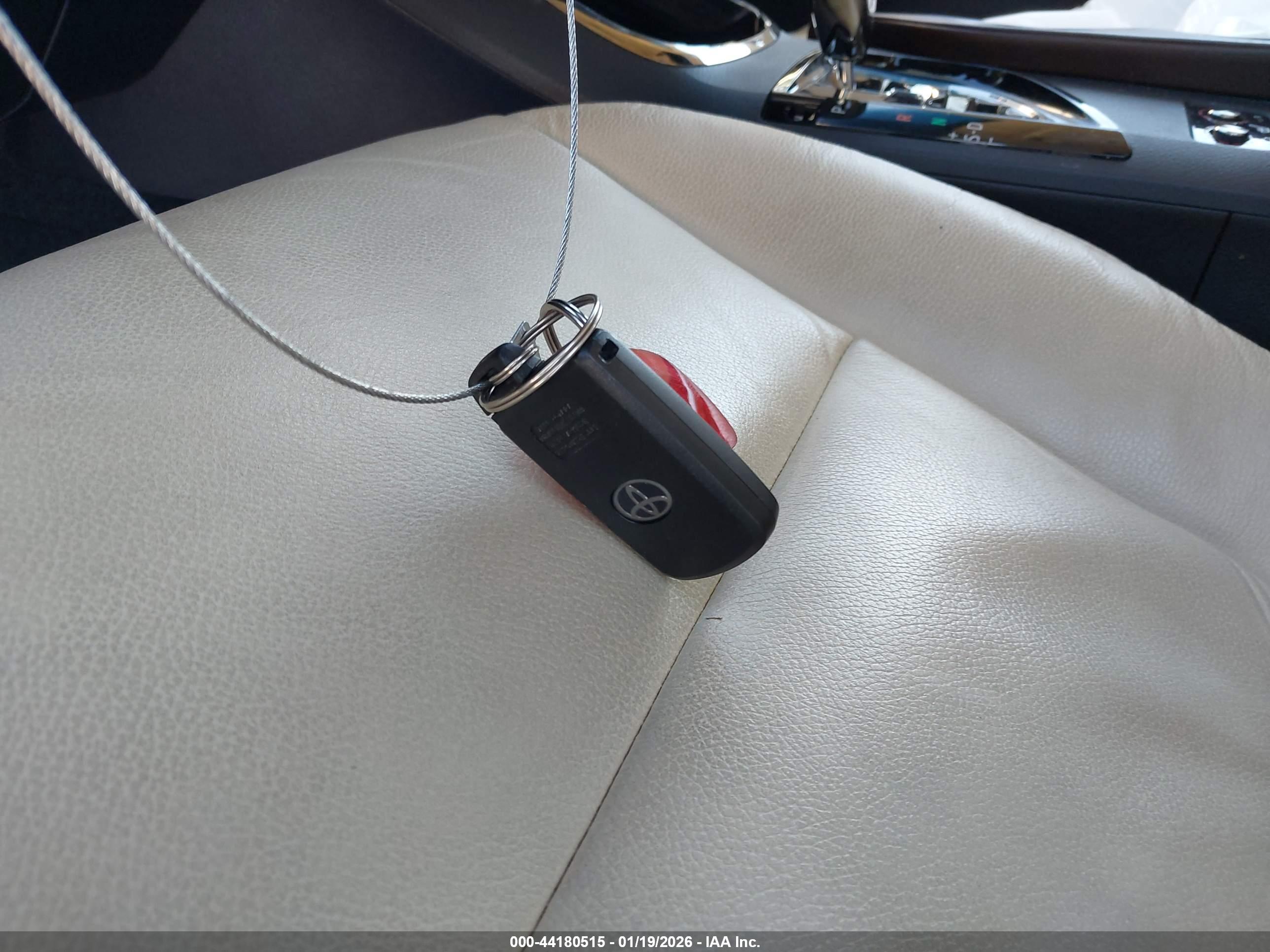 TOYOTA AVALON image 11
