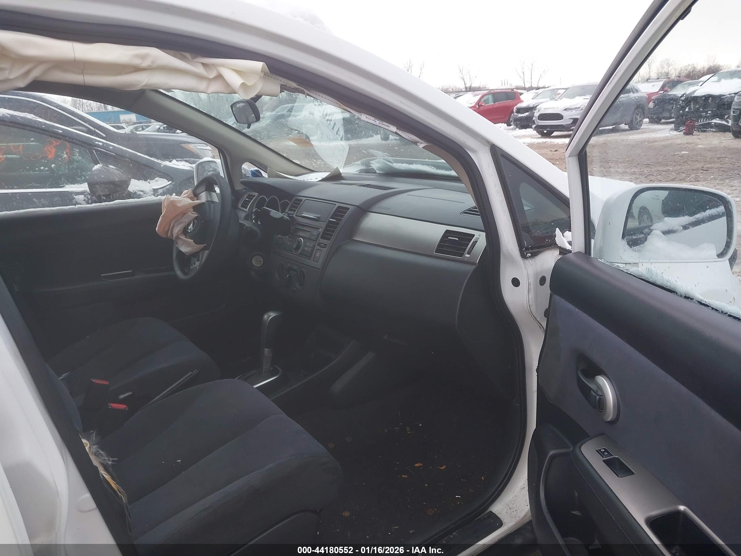 NISSAN VERSA image 5