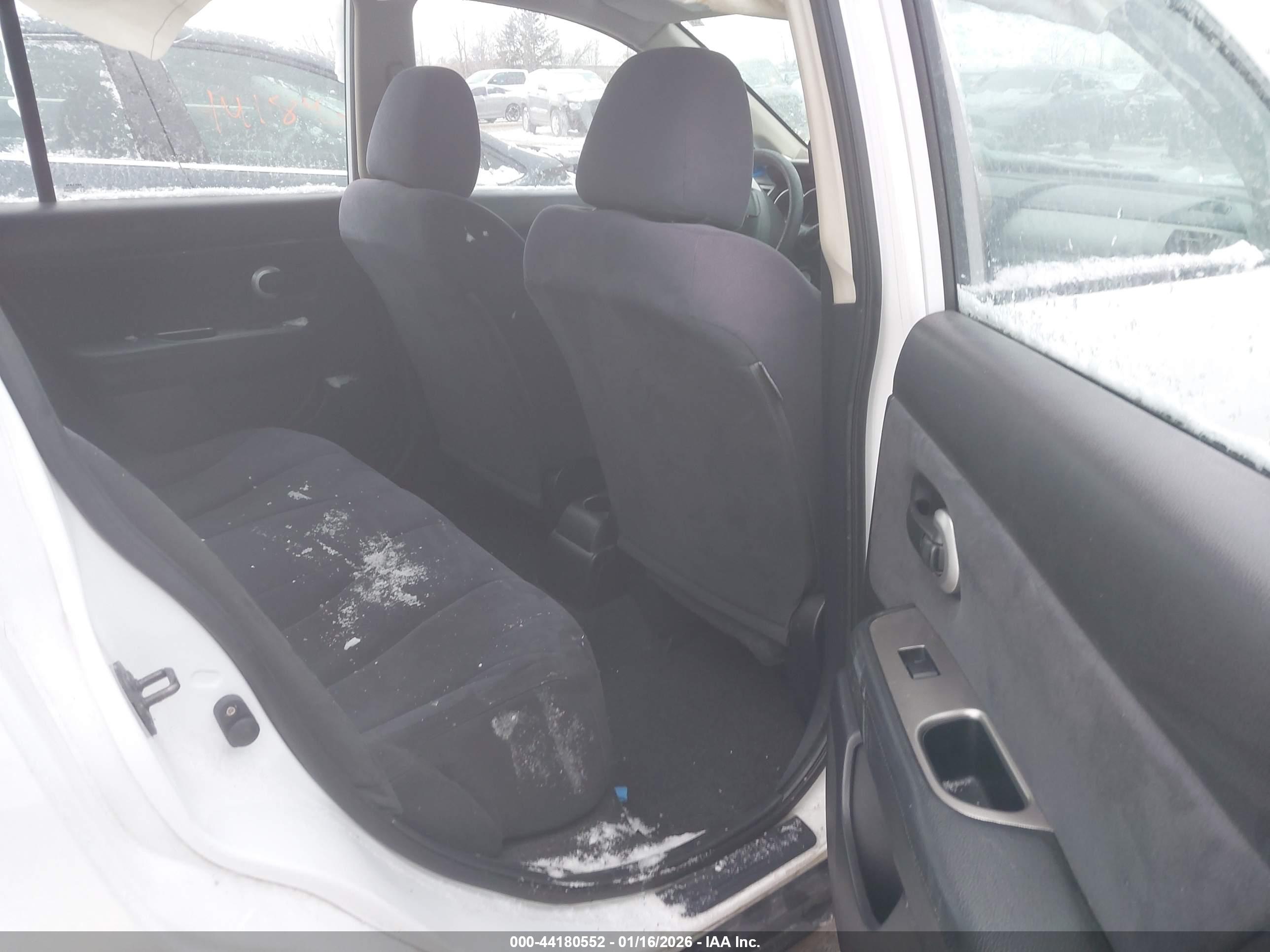 NISSAN VERSA image 8