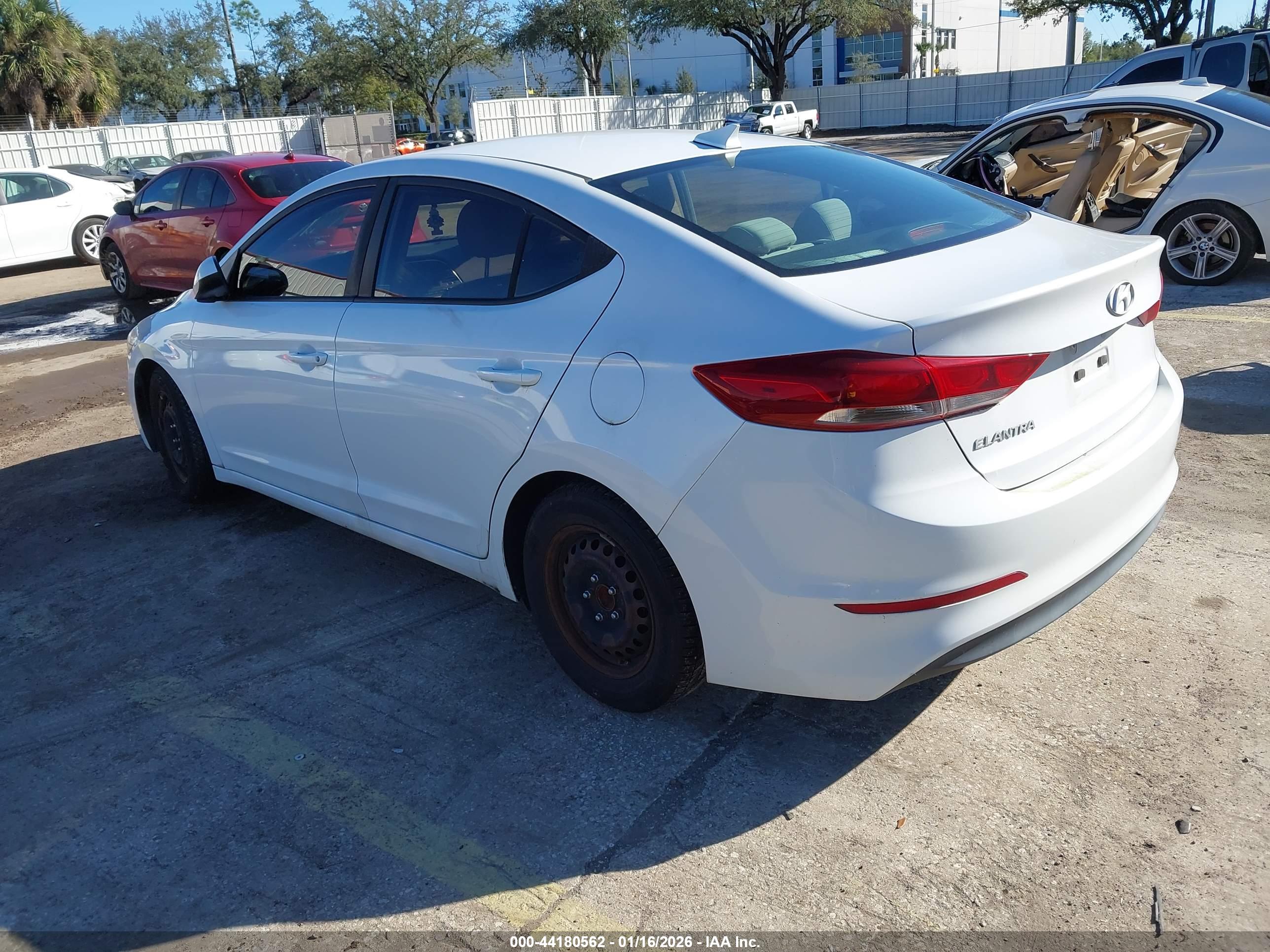 HYUNDAI ELANTRA image 3