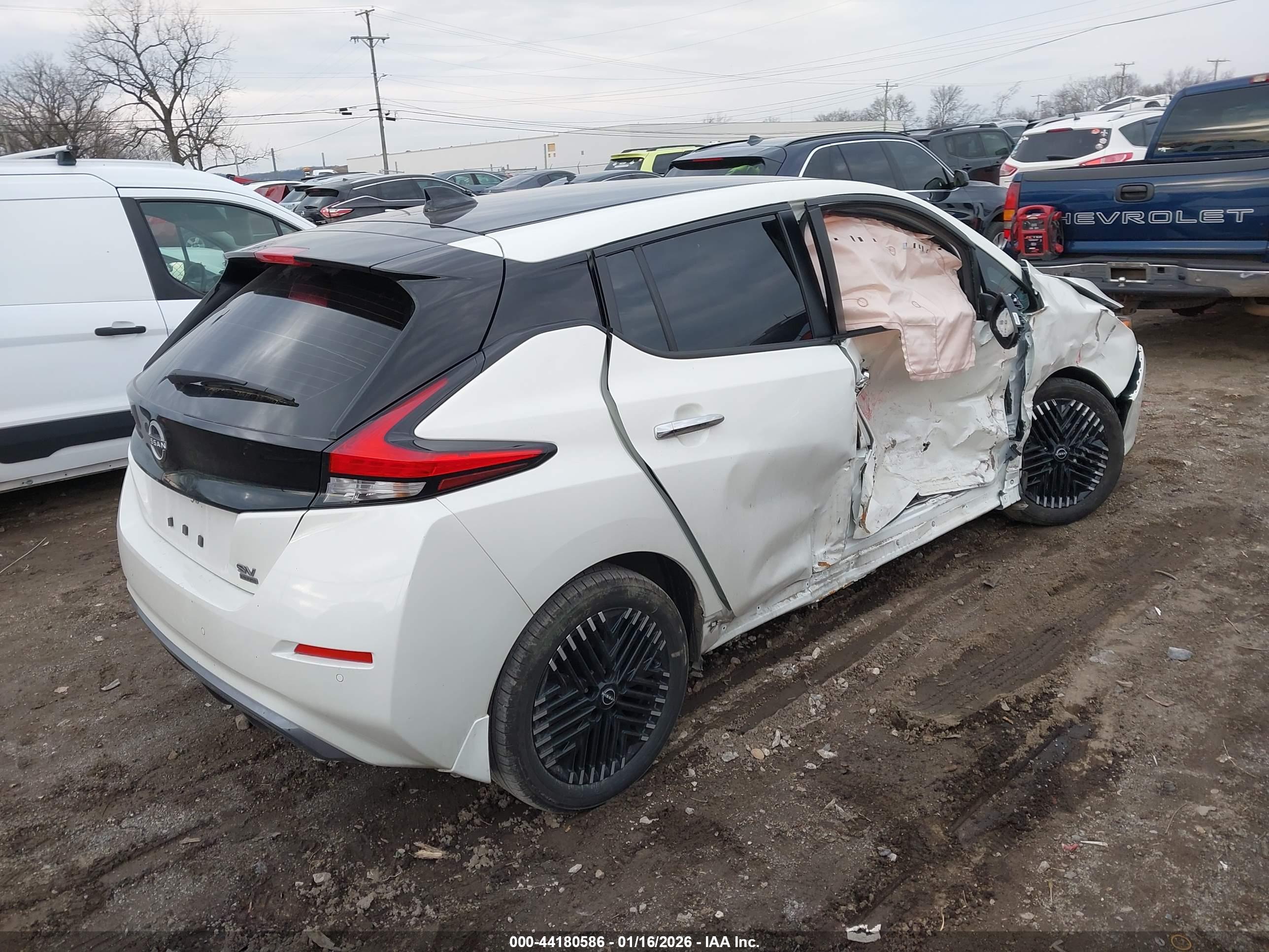 NISSAN LEAF image 4