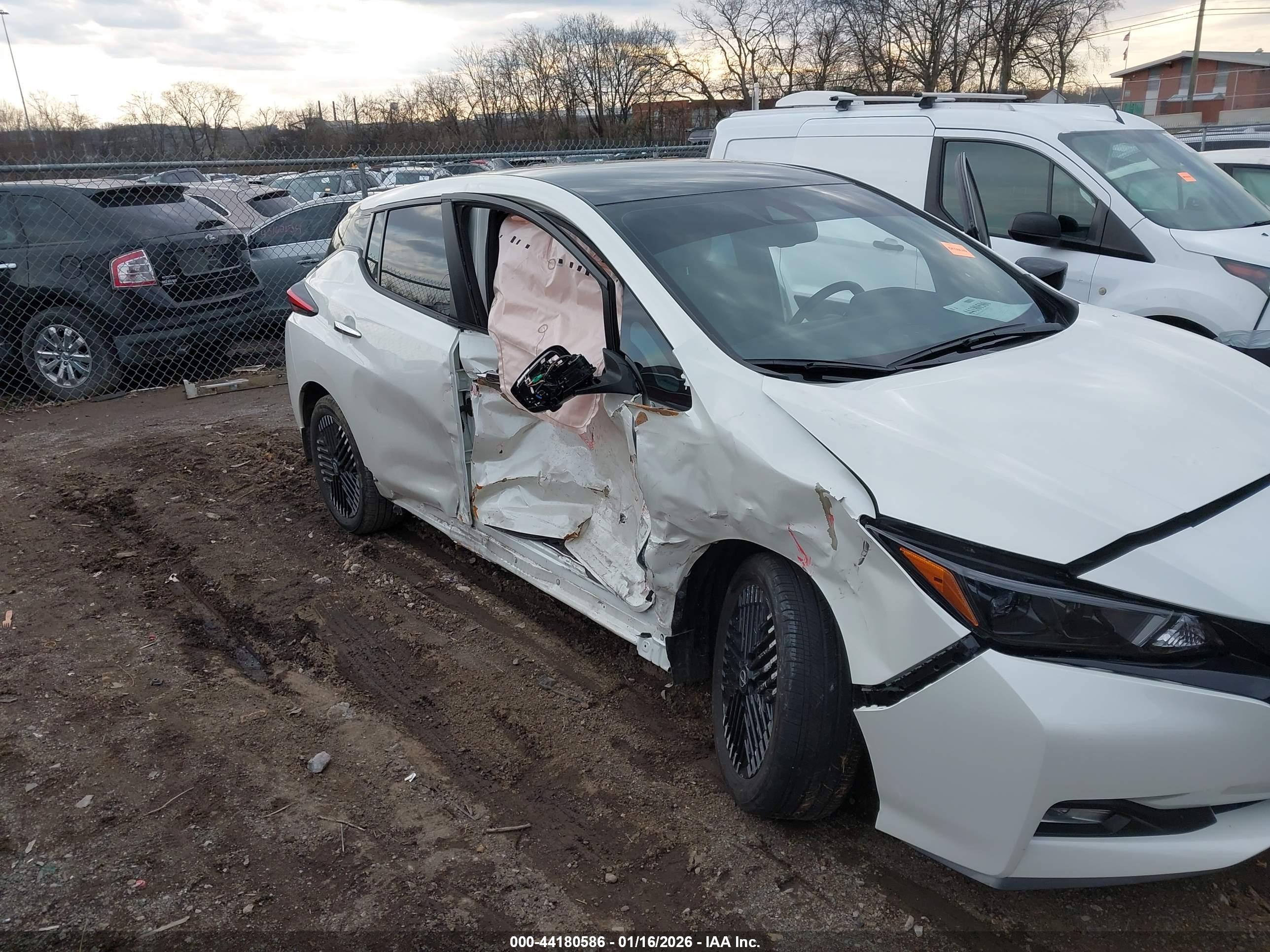 NISSAN LEAF image 6