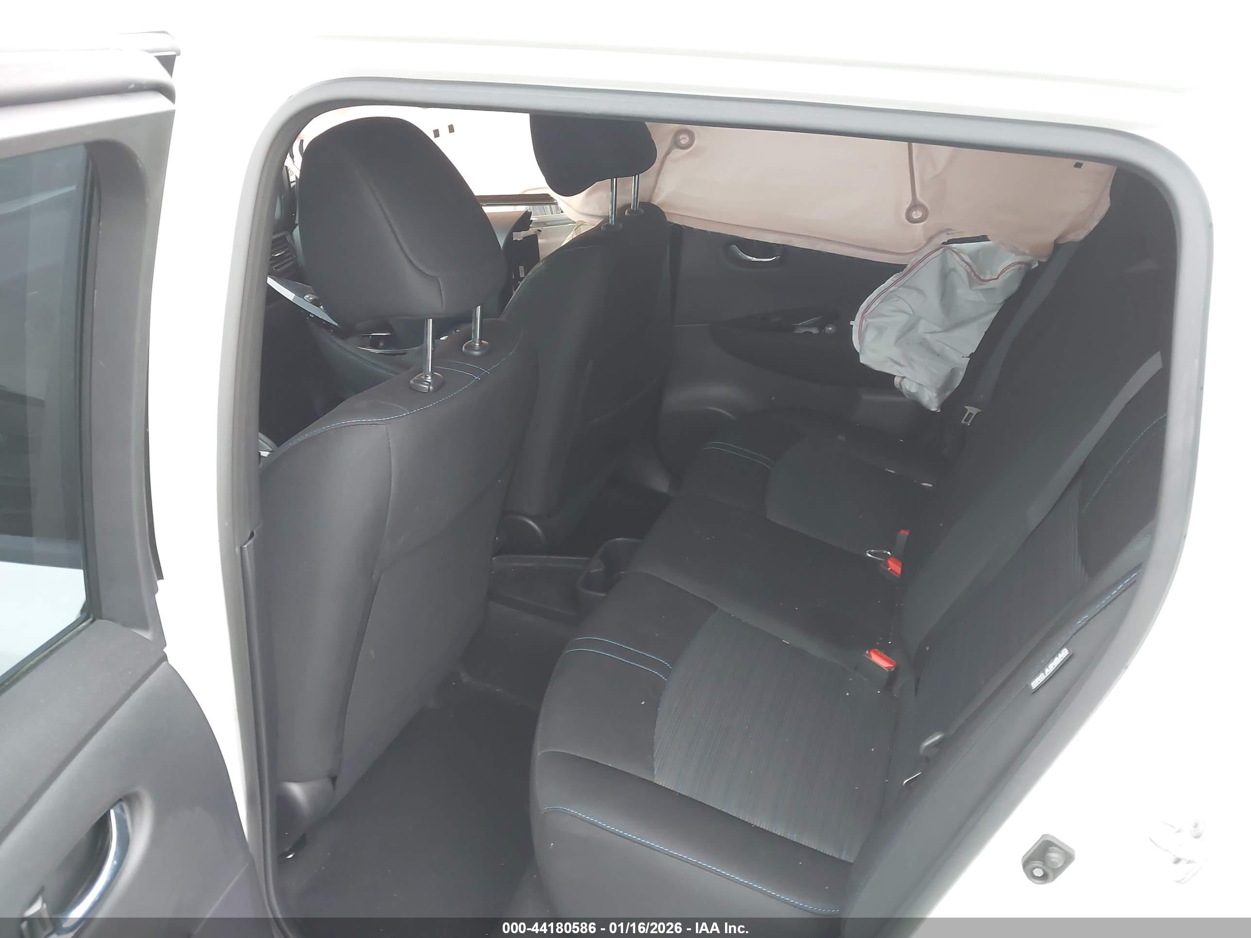 NISSAN LEAF image 8
