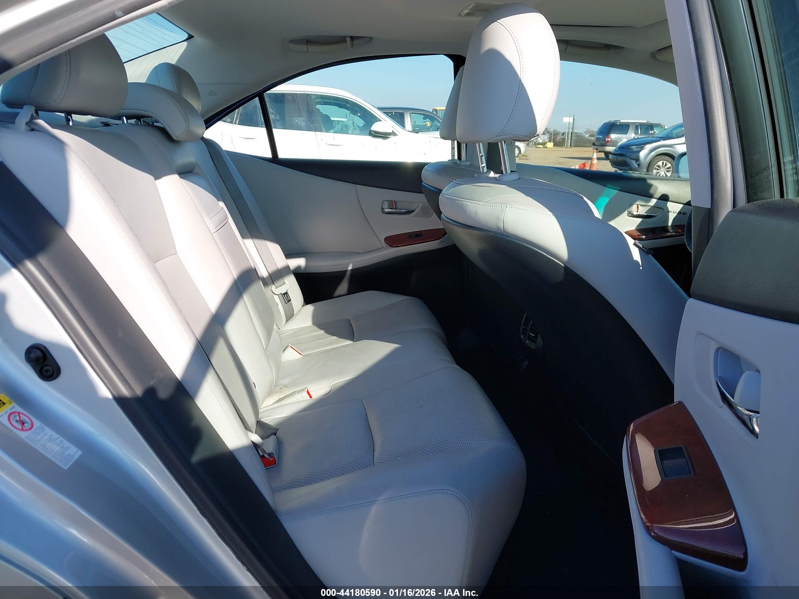 LEXUS HS image 8