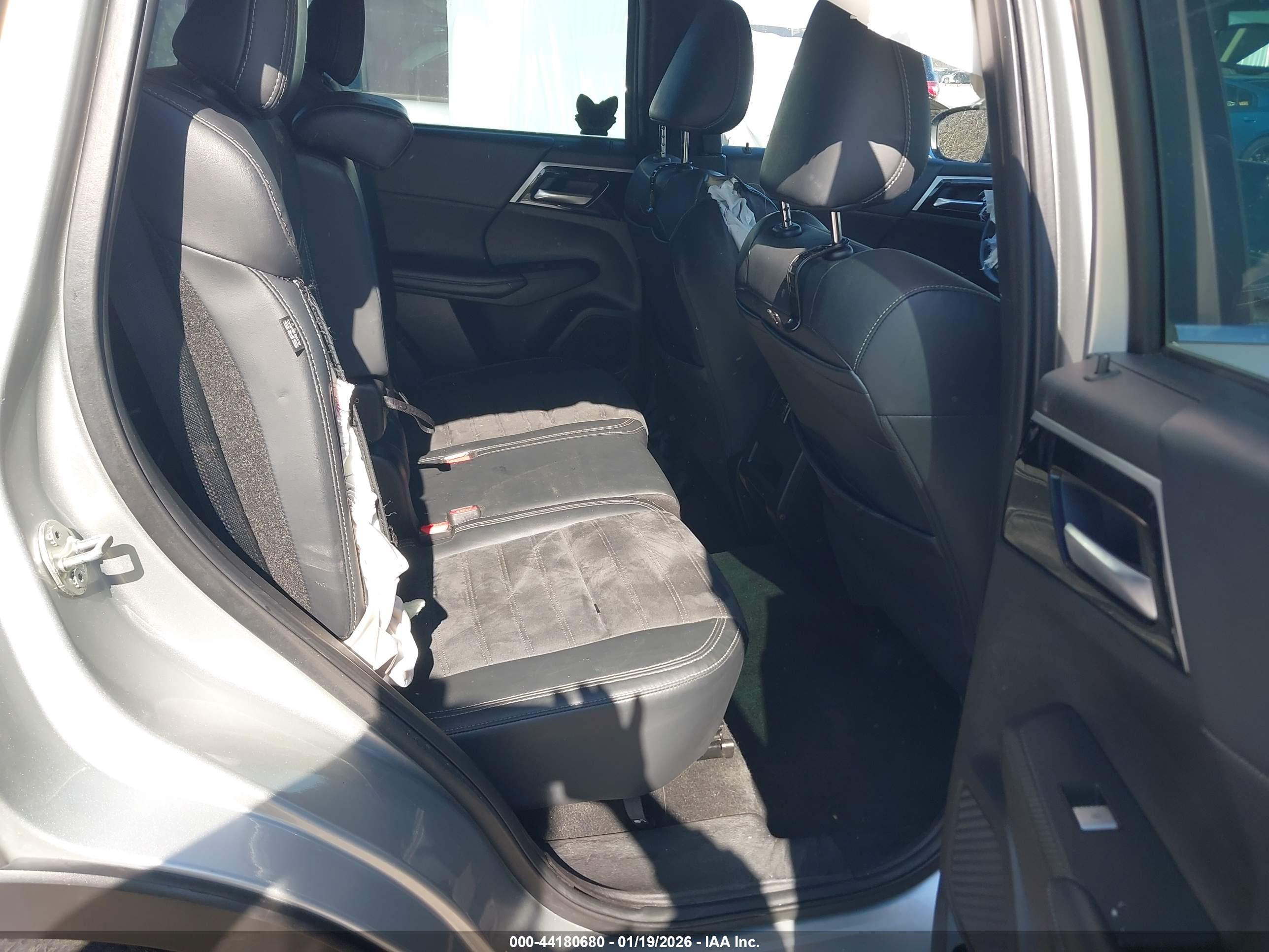 MITSUBISHI OUTLANDER image 8