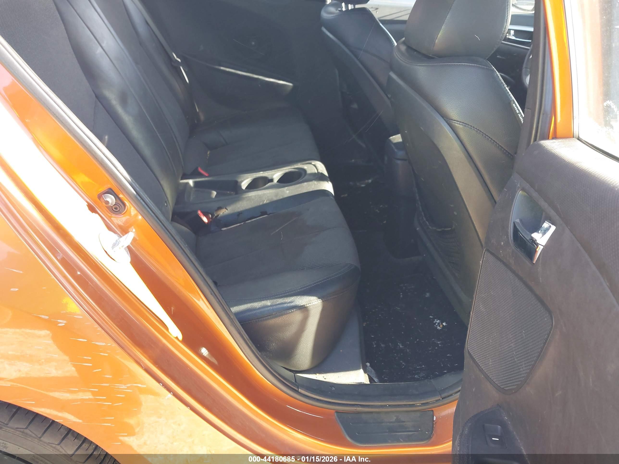 HYUNDAI VELOSTER image 8