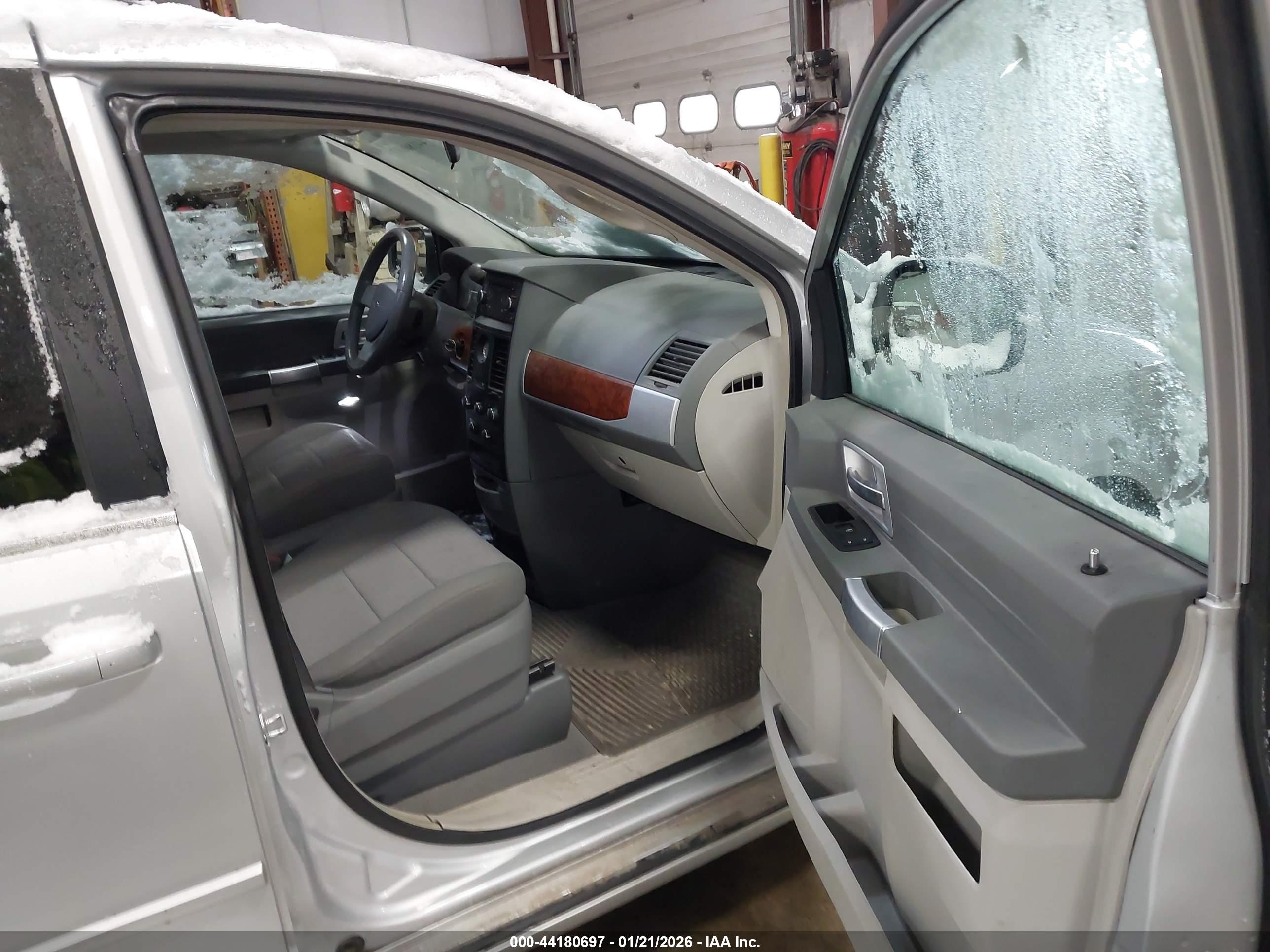 CHRYSLER TOWN image 5
