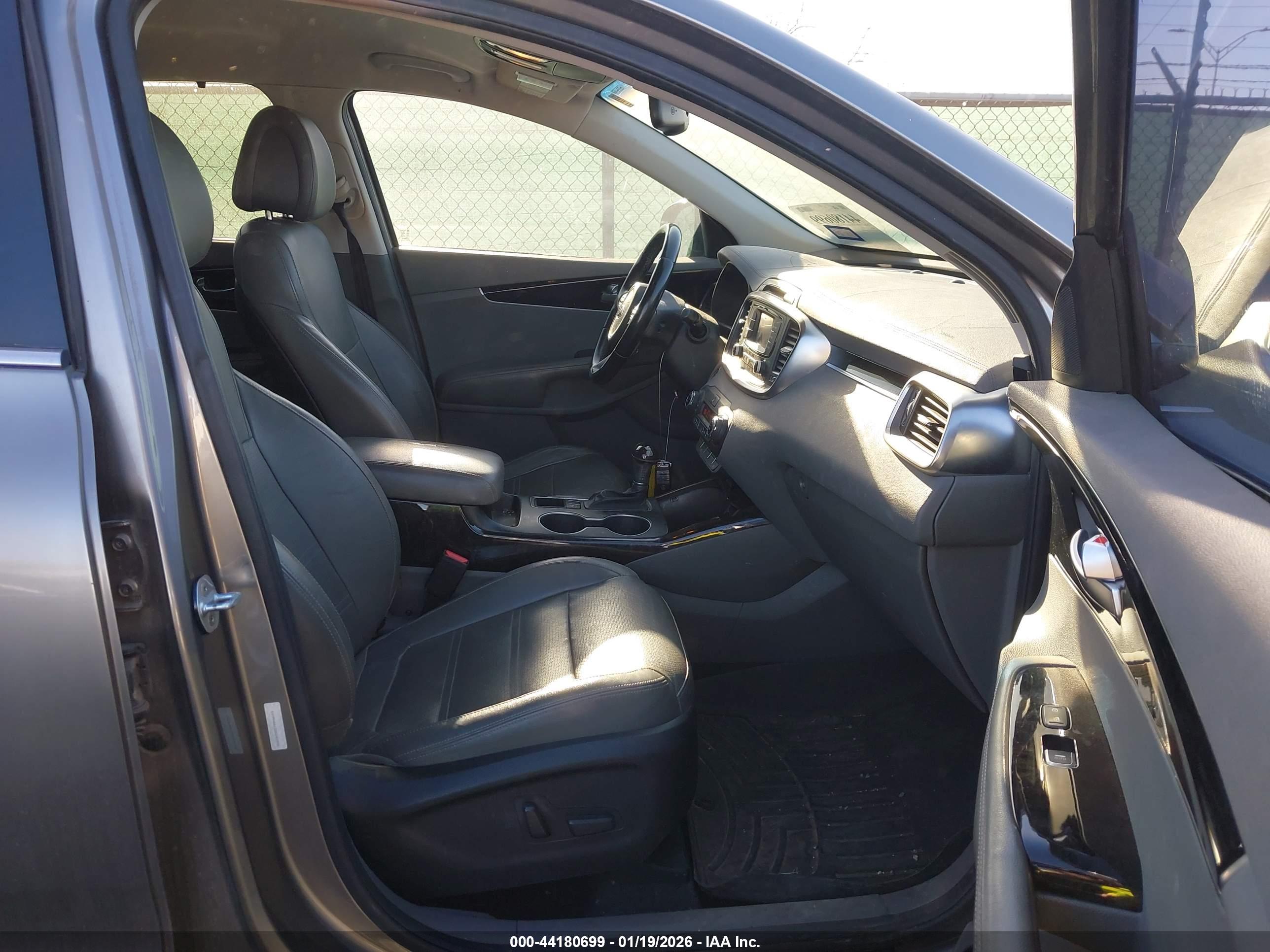 KIA SORENTO image 5