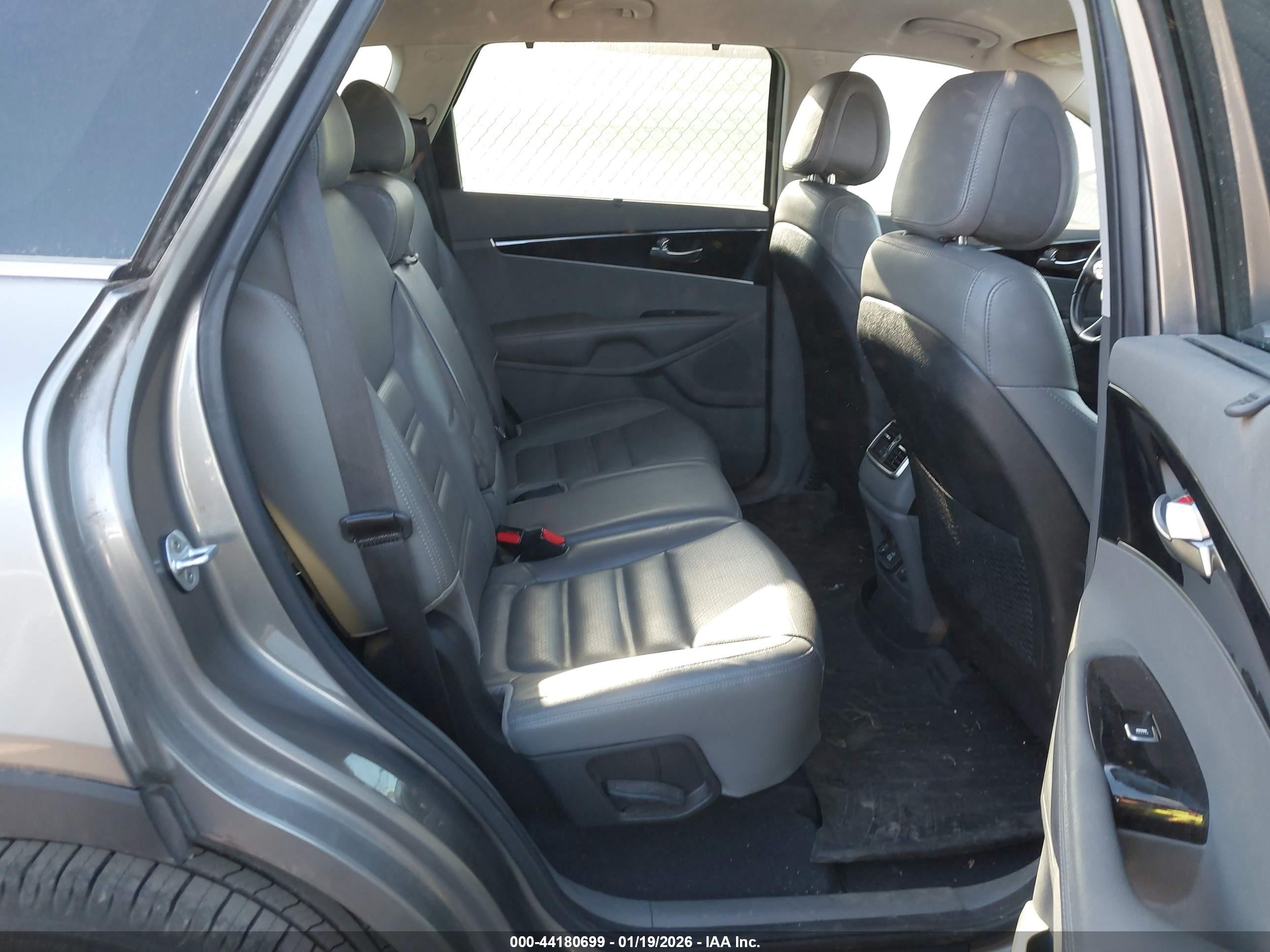 KIA SORENTO image 8