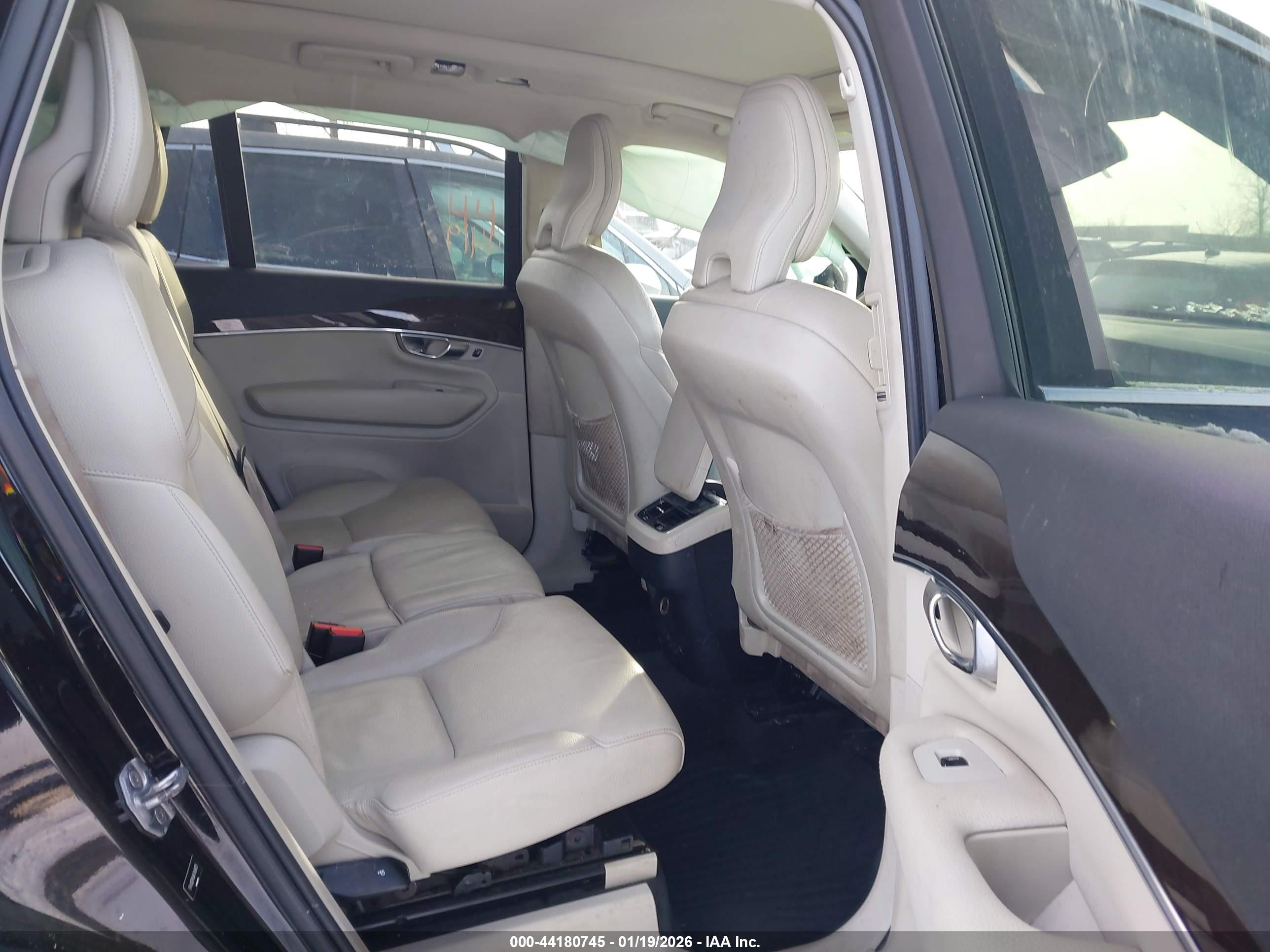 VOLVO XC90 image 8