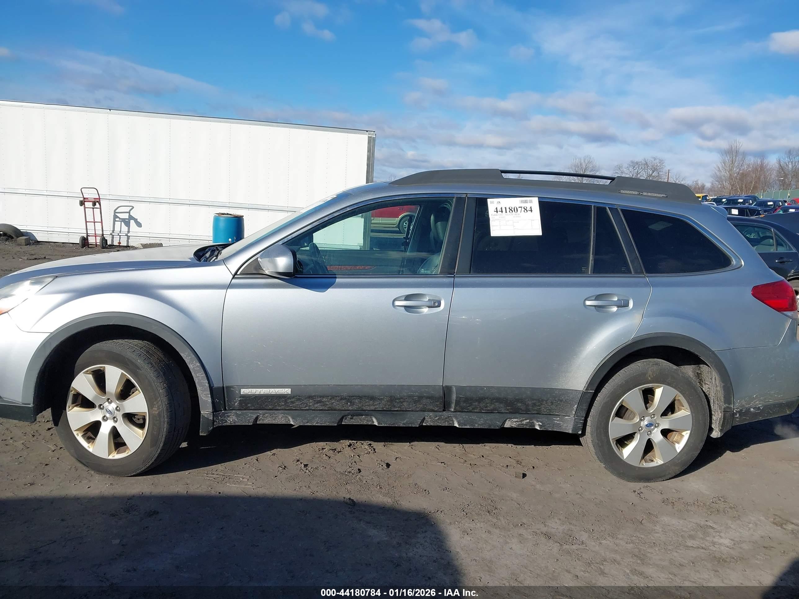 SUBARU OUTBACK image 6