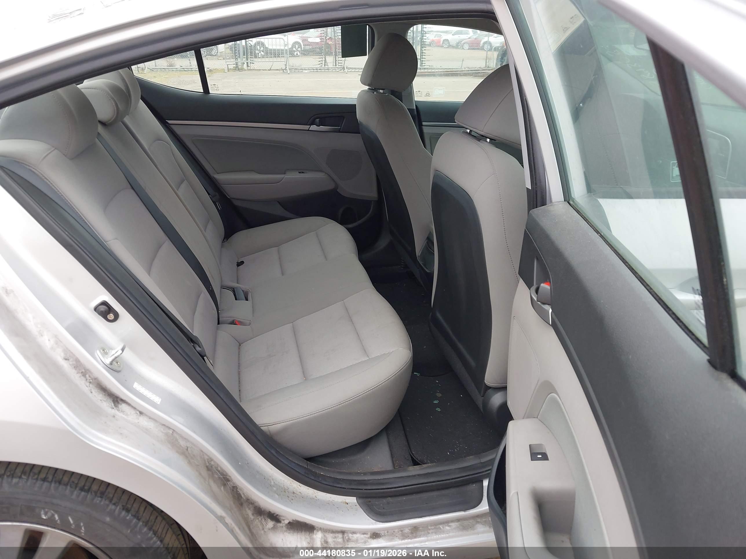HYUNDAI ELANTRA image 8